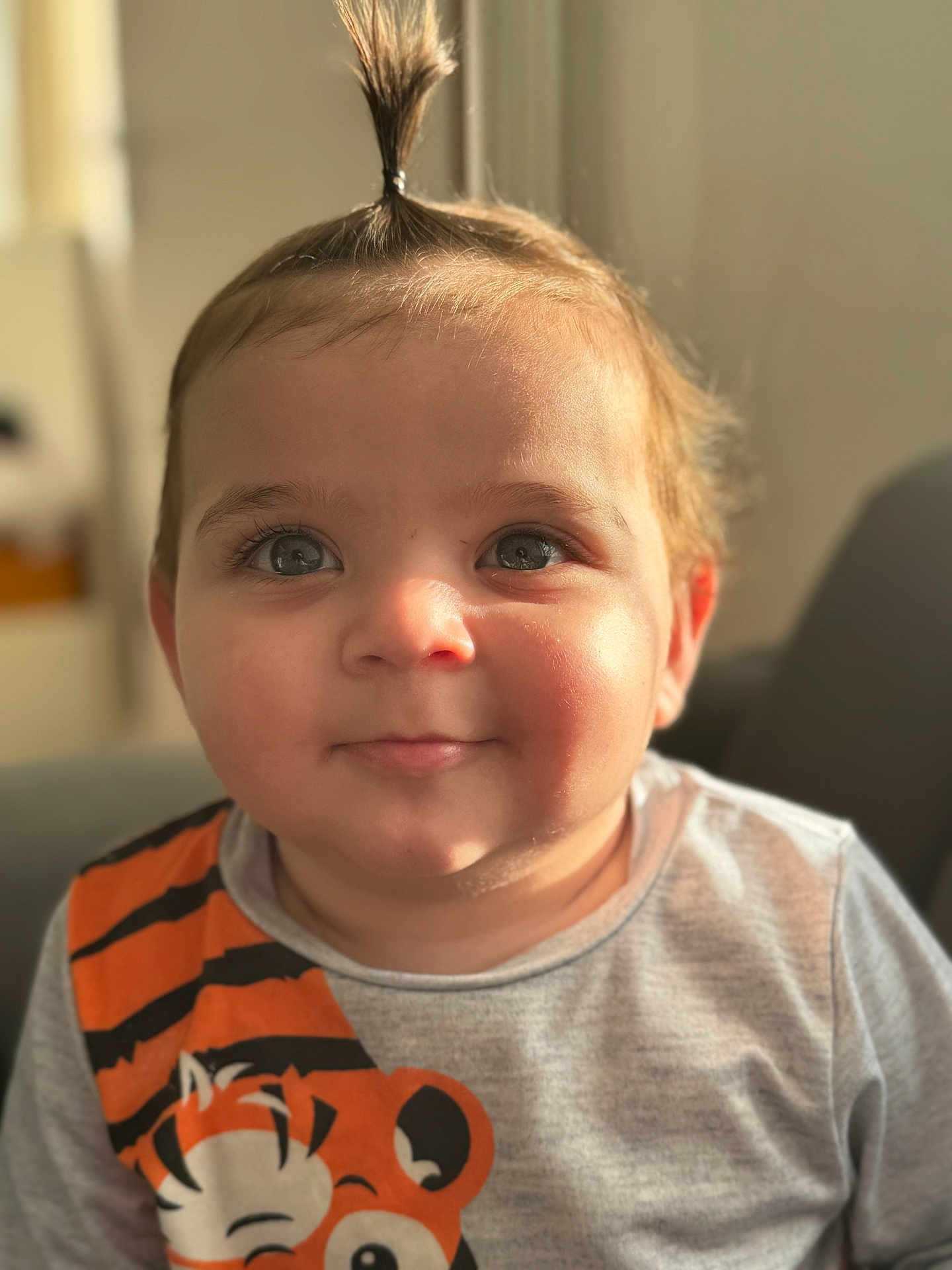 Arda a rejoint le concours — aidez-le/la à gagner de superbes lots ! toddler, child, face, smile, hair, pony_tail, shirt, tiger_print, eyes, indoor, portrait, cute, baby, expression, warm_light, closeup, person, clothing, young_child, happy