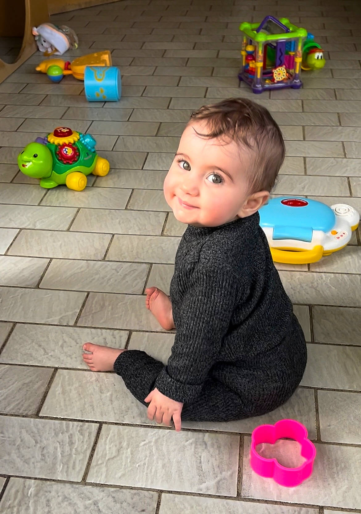 Nathalia a rejoint le concours — aidez-le/la à gagner de superbes lots ! baby_toys, child, figurine, floor, flooring, fun, green, happy, leisure, magenta, pattern, person, plastic, play, sitting, stuffed_toy, suit, toddler, toy, toy_vehicle