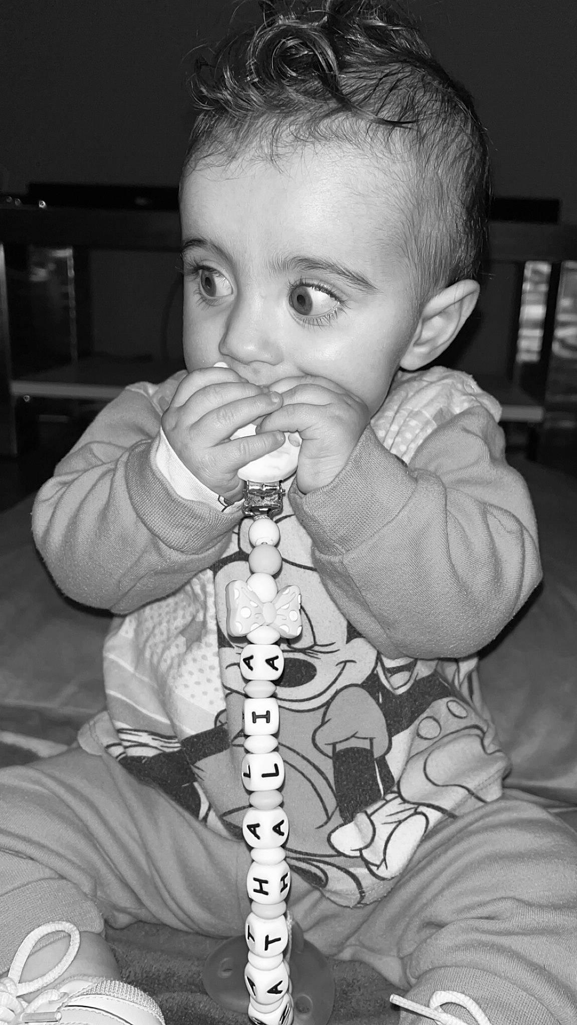 Nathalia participe au concours pour gagner de l'argent avec cette photo : arm, black, black_and_white, cheek, drinkware, facial_expression, finger, gesture, hairstyle, hand, head, human, iris, mouth, nose, organ, person, photograph, standing, toddler