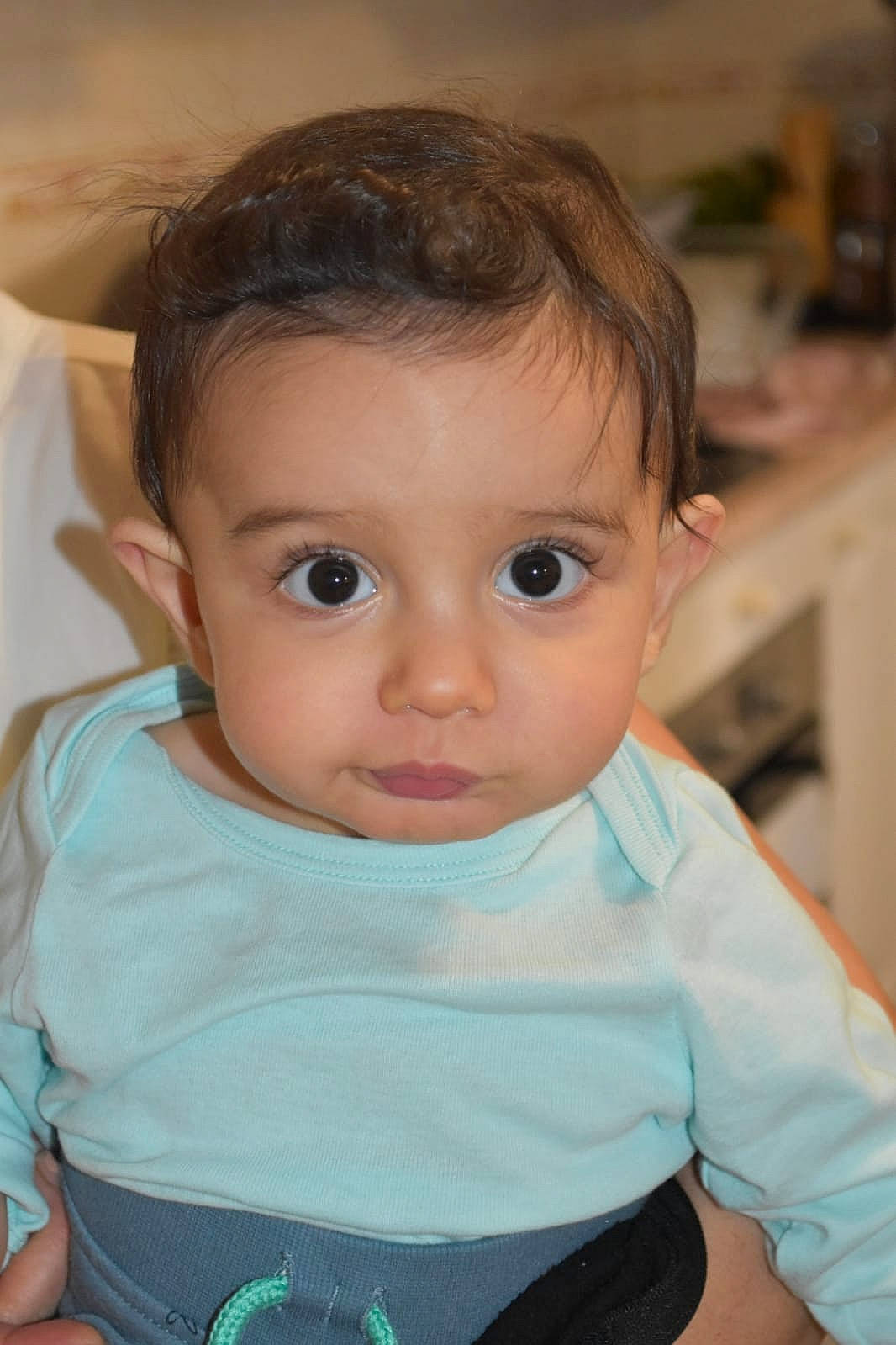 Ayan a rejoint le concours — aidez-le/la à gagner de superbes lots ! baby, baby_toddler_clothing, blond, cheek, child, chin, eye, eyebrow, eyelash, fun, happy, iris, lip, nose, person, sitting, skin, sleeve, t_shirt, toddler