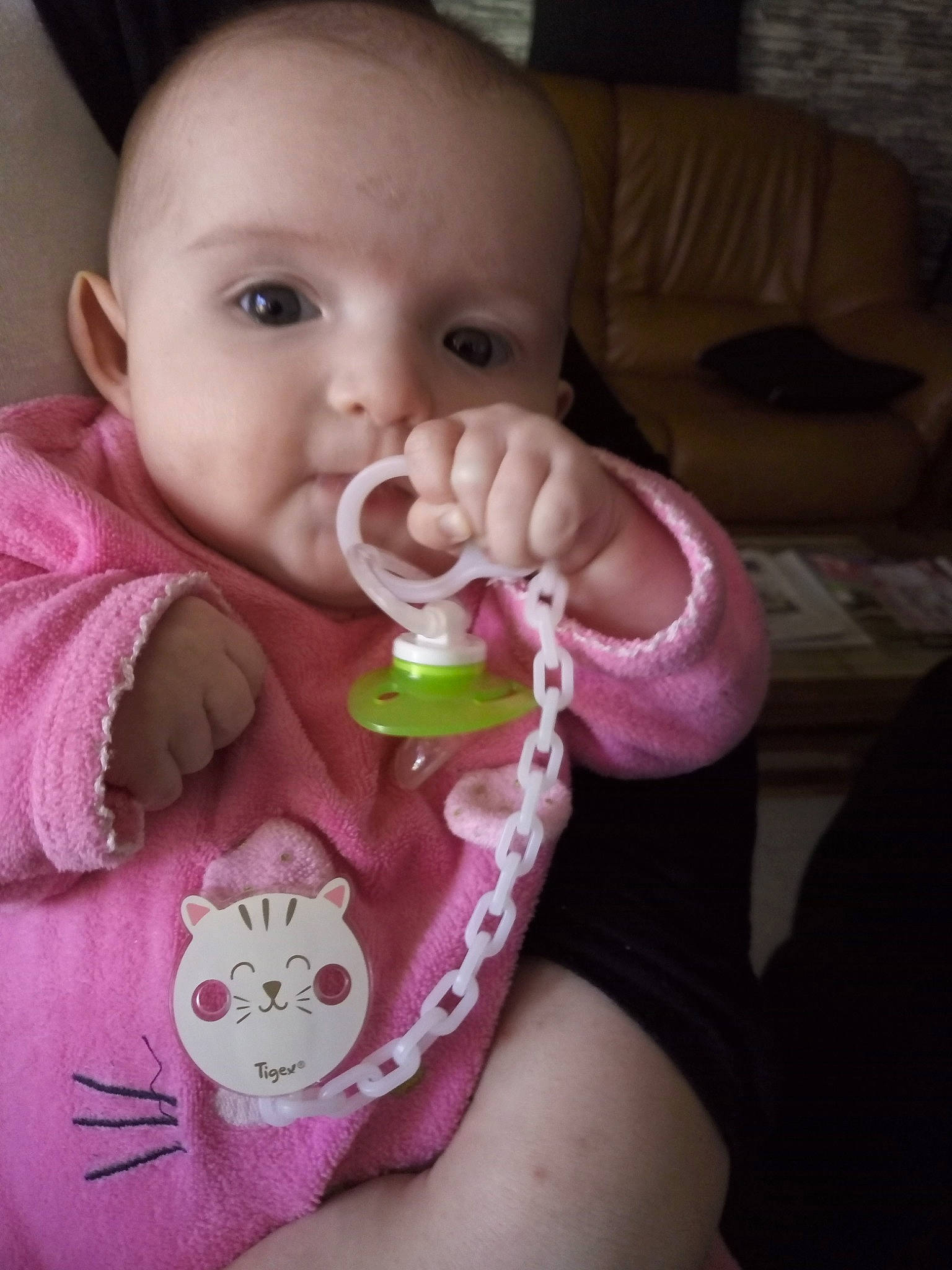 Louane participe au concours pour gagner de l'argent avec cette photo : baby_products, cheek, child, eye, finger, girl, hand, infant, iris, lip, mouth, nose, person, pink, product, skin, smile, toddler