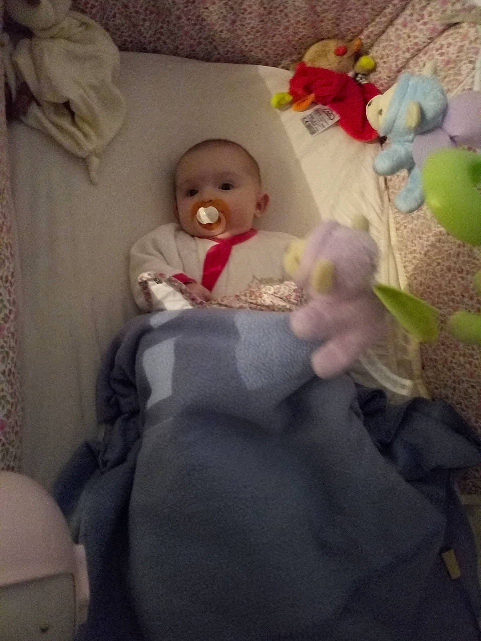 Louane participe au concours pour gagner de l'argent avec cette photo : baby_products, bed, bedtime, child, day, eye, fun, girl, head, human_hair_color, infant, iris, person, pink, play, product, skin, textile, toddler, toy