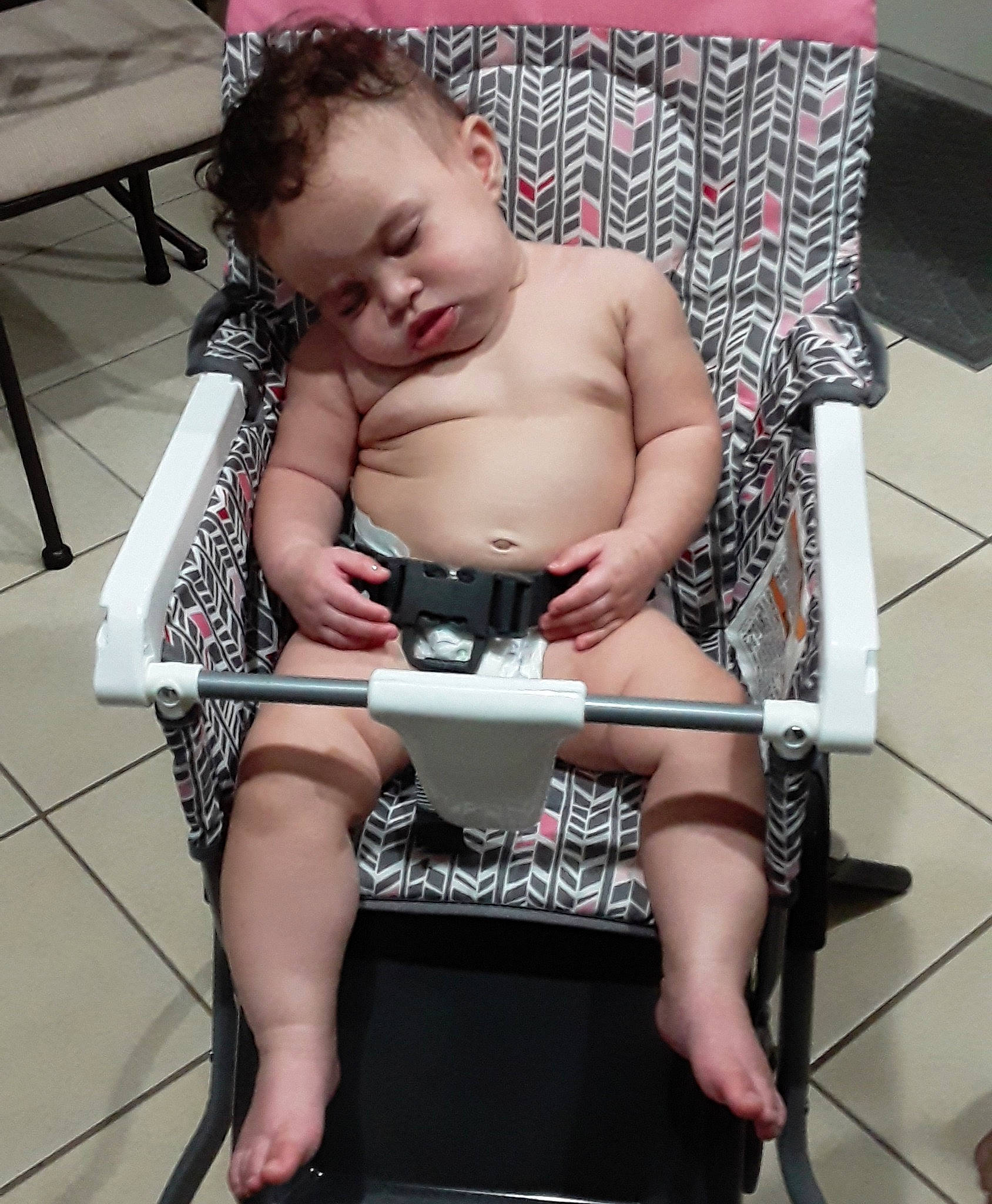 Amoura is registered to the contest to win money with this photo: arm, chest, finger, human_body, human_leg, leg, muscle, person, sitting, thigh