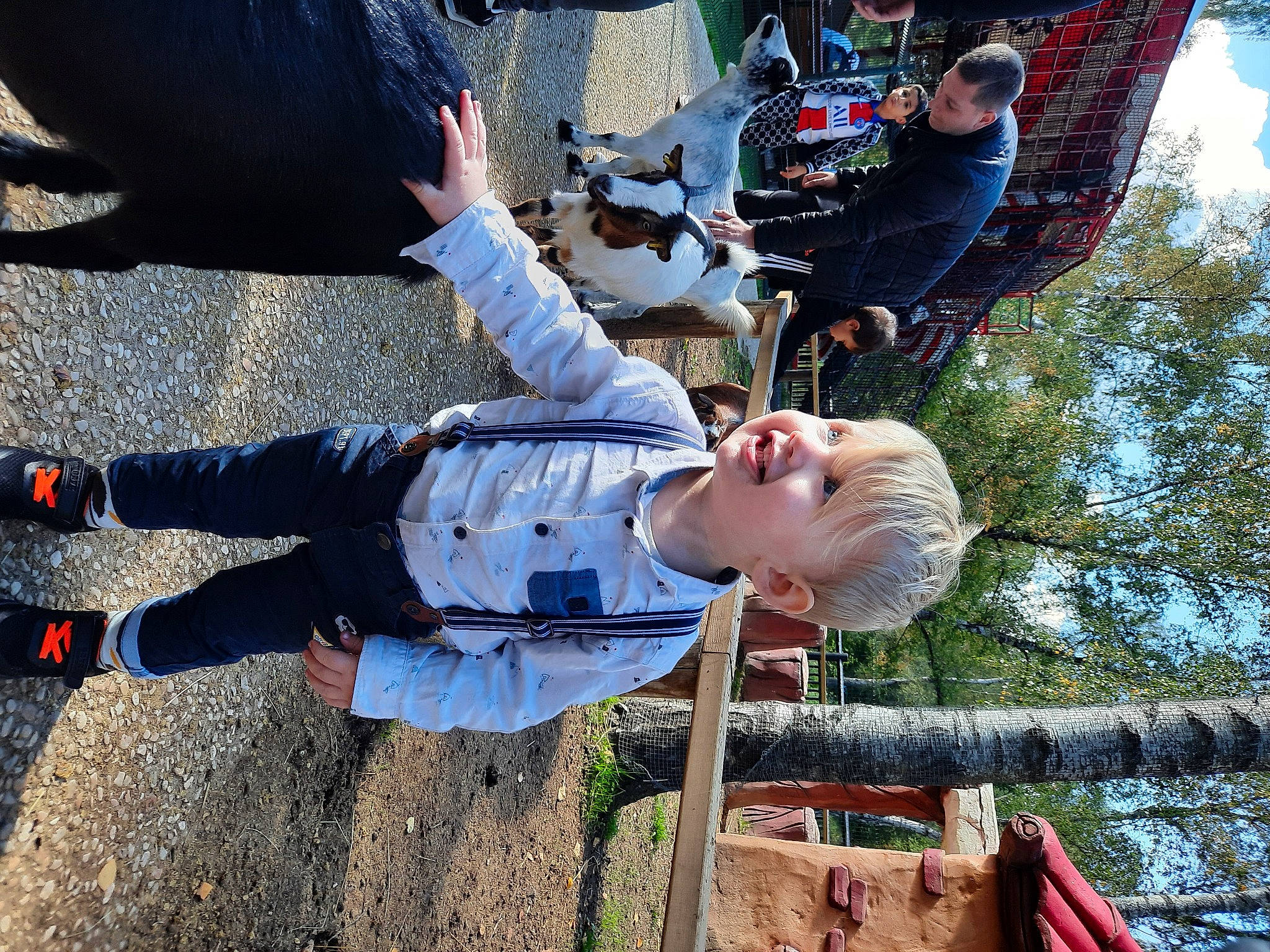 Lyzio a rejoint le concours — aidez-le/la à gagner de superbes lots ! child, denim, foot, fun, gesture, grass, happy, headwear, human_leg, leisure, people_in_nature, person, plant, play, recreation, sitting, sky, soil, toddler, tree