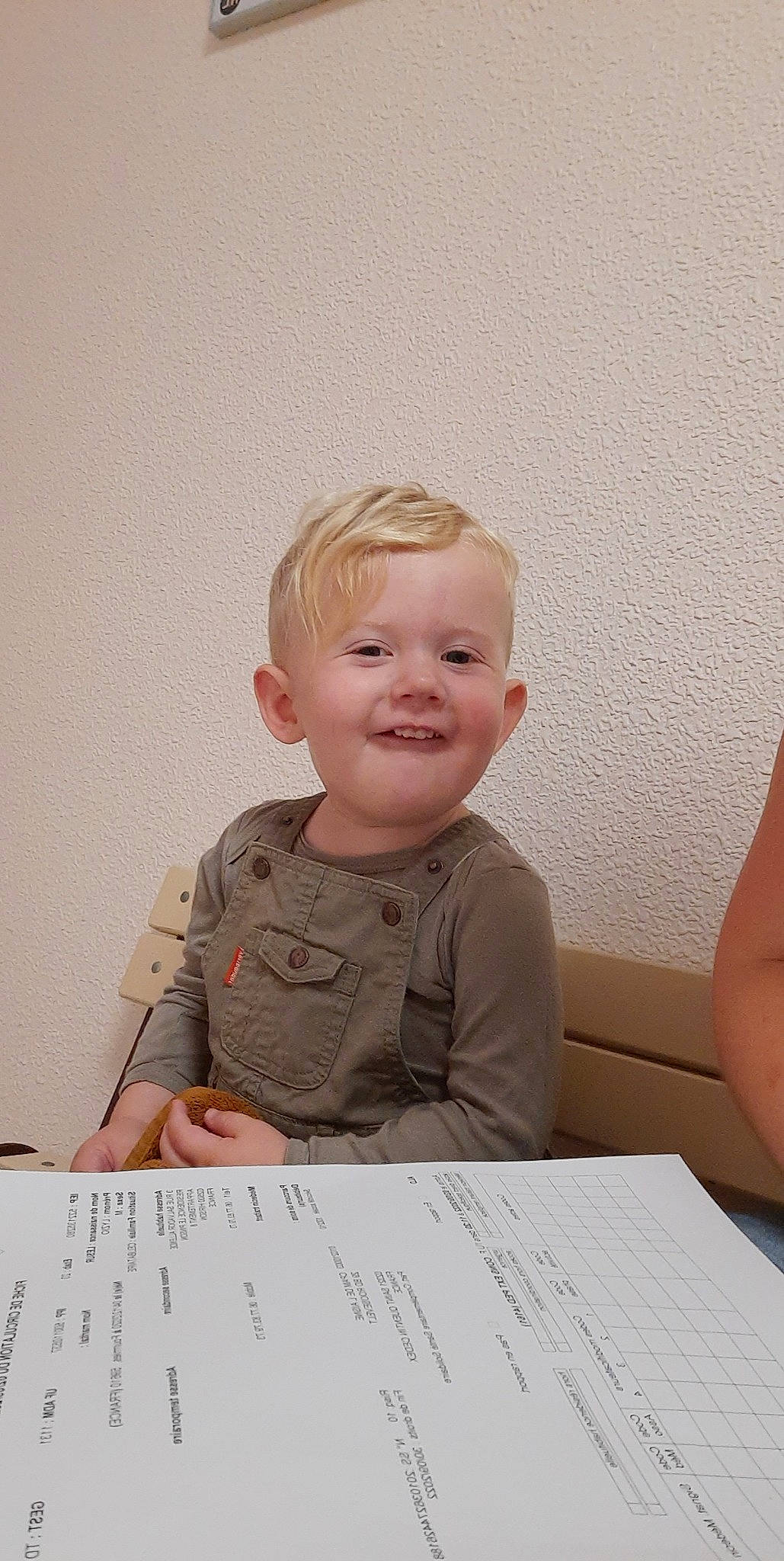 Lyzio participe au concours pour gagner de l'argent avec cette photo : cheek, child, facial_expression, finger, flooring, font, fun, handwriting, happy, joy, office_supplies, people, person, room, sitting, sleeve, smile, standing, t_shirt, toddler