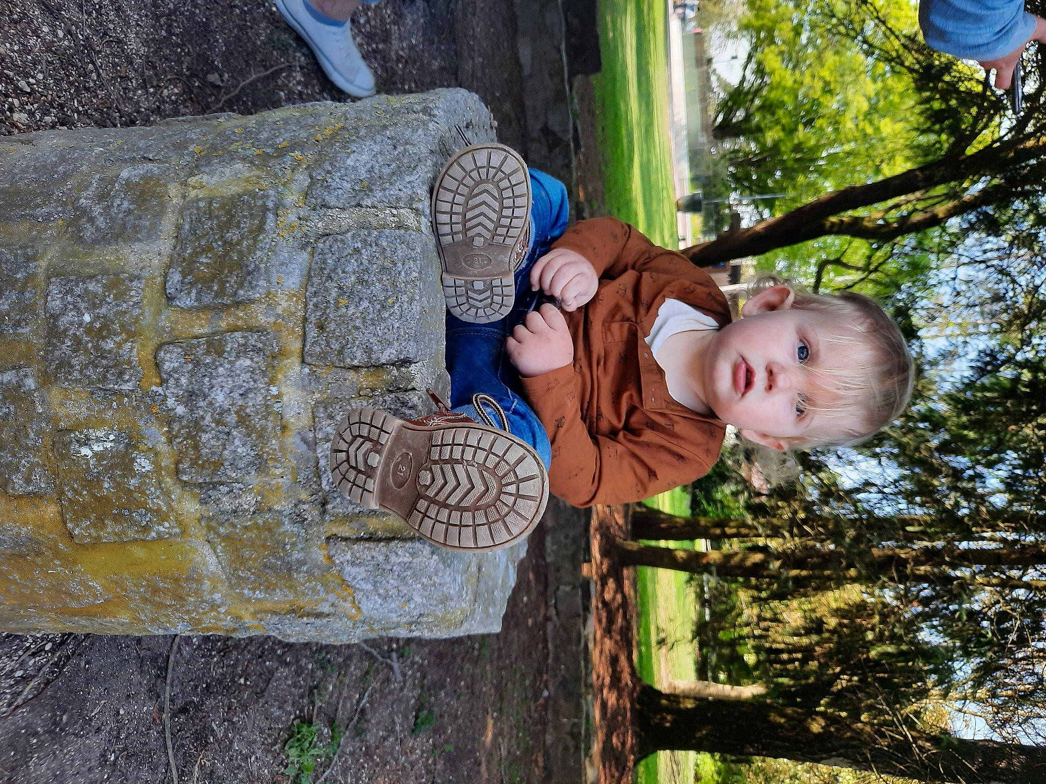 Lyzio participe au concours pour gagner de l'argent avec cette photo : baby, child, fun, grass, happy, leaf, leisure, nature, people_in_nature, person, plant, rock, sitting, smile, toddler, tree, trunk, vacation, wood