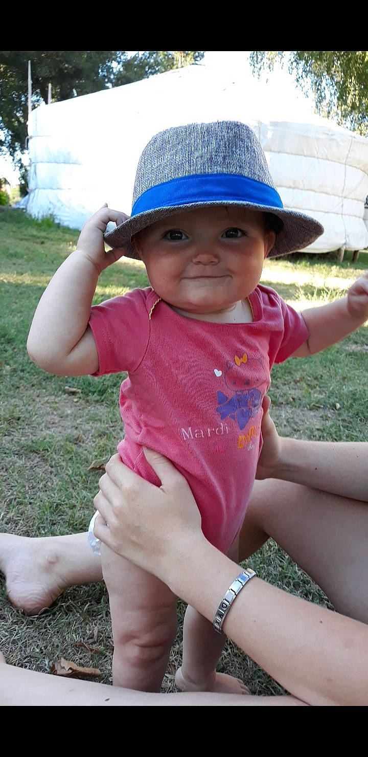Noeline a rejoint le concours — aidez-le/la à gagner de superbes lots ! child, fashion_accessory, finger, hand, hat, headgear, headwear, joy, person, sun_hat, toddler