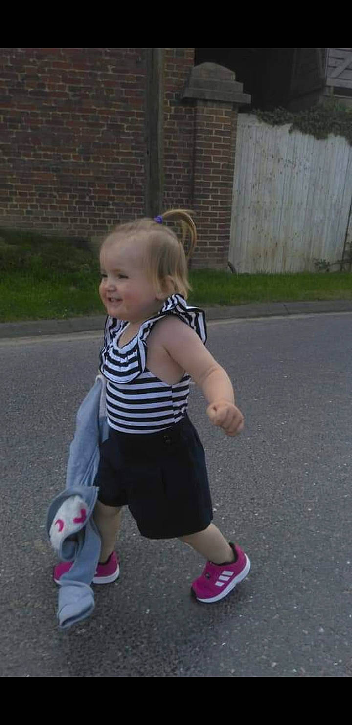 Noeline a rejoint le concours — aidez-le/la à gagner de superbes lots ! asphalt, child, footwear, joy, person, shoe, toddler