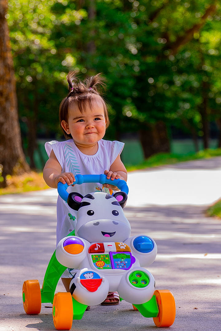 Sophie a rejoint le concours — aidez-le/la à gagner de superbes lots ! baby_playing_with_toys, child, fun, joy, person, play, toddler, toy, tricycle
