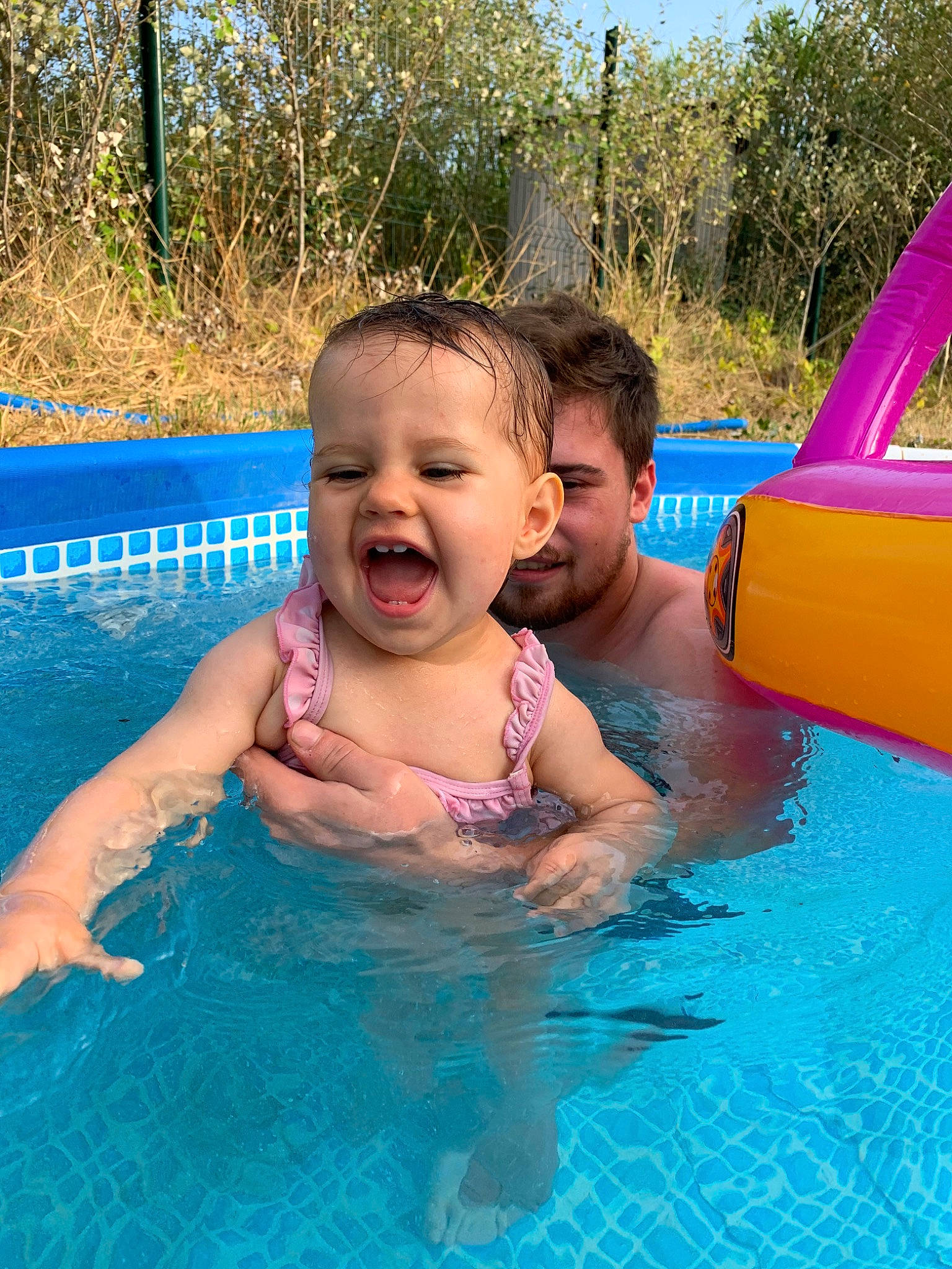 Aëlys a rejoint le concours — aidez-le/la à gagner de superbes lots ! baby, child, fun, games, happy, leisure, person, play, product, recreation, smile, summer, swimming, swimming_pool, toddler, vacation, water, water_park