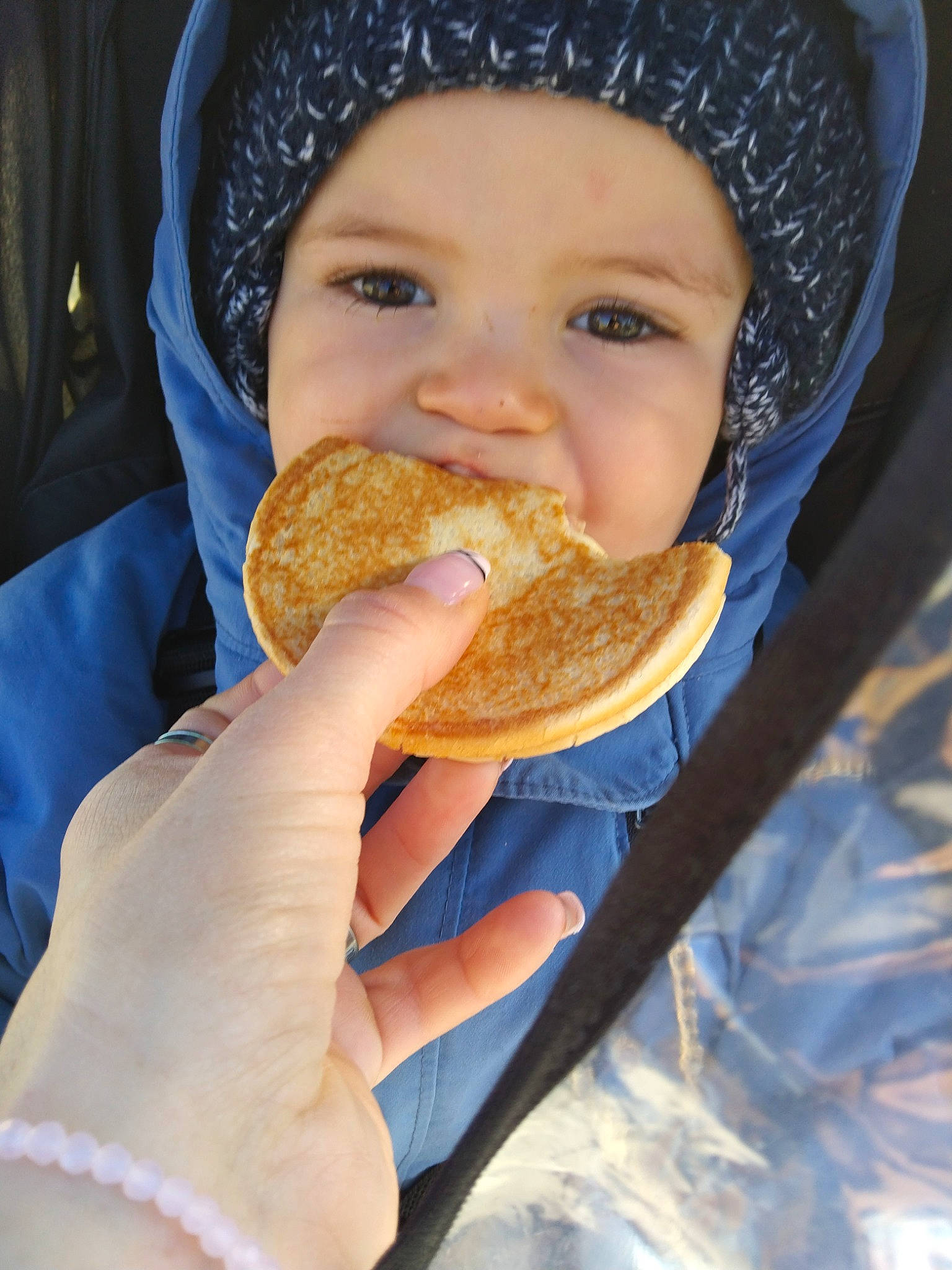 Ylann participe au concours pour gagner de l'argent avec cette photo : baby, baby_toddler_clothing, baked_goods, cap, child, comfort_food, cuisine, dish, eating, finger, finger_food, food, food_craving, hand, hat, headwear, ingredient, nail, person, sweetness