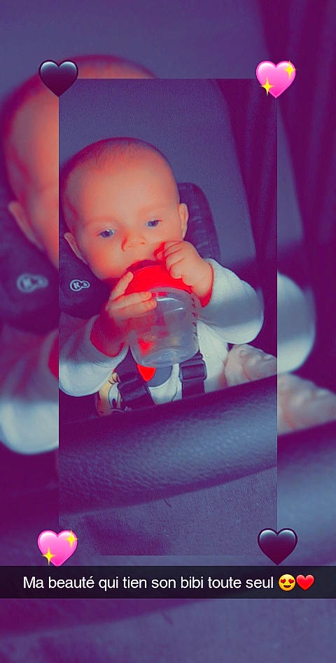 Luna a rejoint le concours — aidez-le/la à gagner de superbes lots ! arm, baby, baby_products, baby_toys, child, event, fictional_character, finger, flash_photography, font, gesture, happy, magenta, nail, person, pink, plastic, purple, thumb, toddler