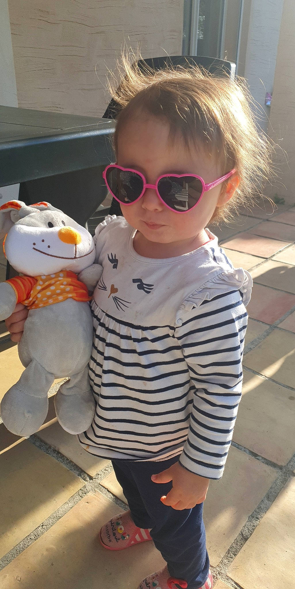 Tina a rejoint le concours — aidez-le/la à gagner de superbes lots ! baby_toddler_clothing, child, cool, eyewear, face, glasses, goggles, hairstyle, happy, pattern, person, personal_protective_equipment, sleeve, street_fashion, sunglasses, t_shirt, textile, toddler, vision_care, waist