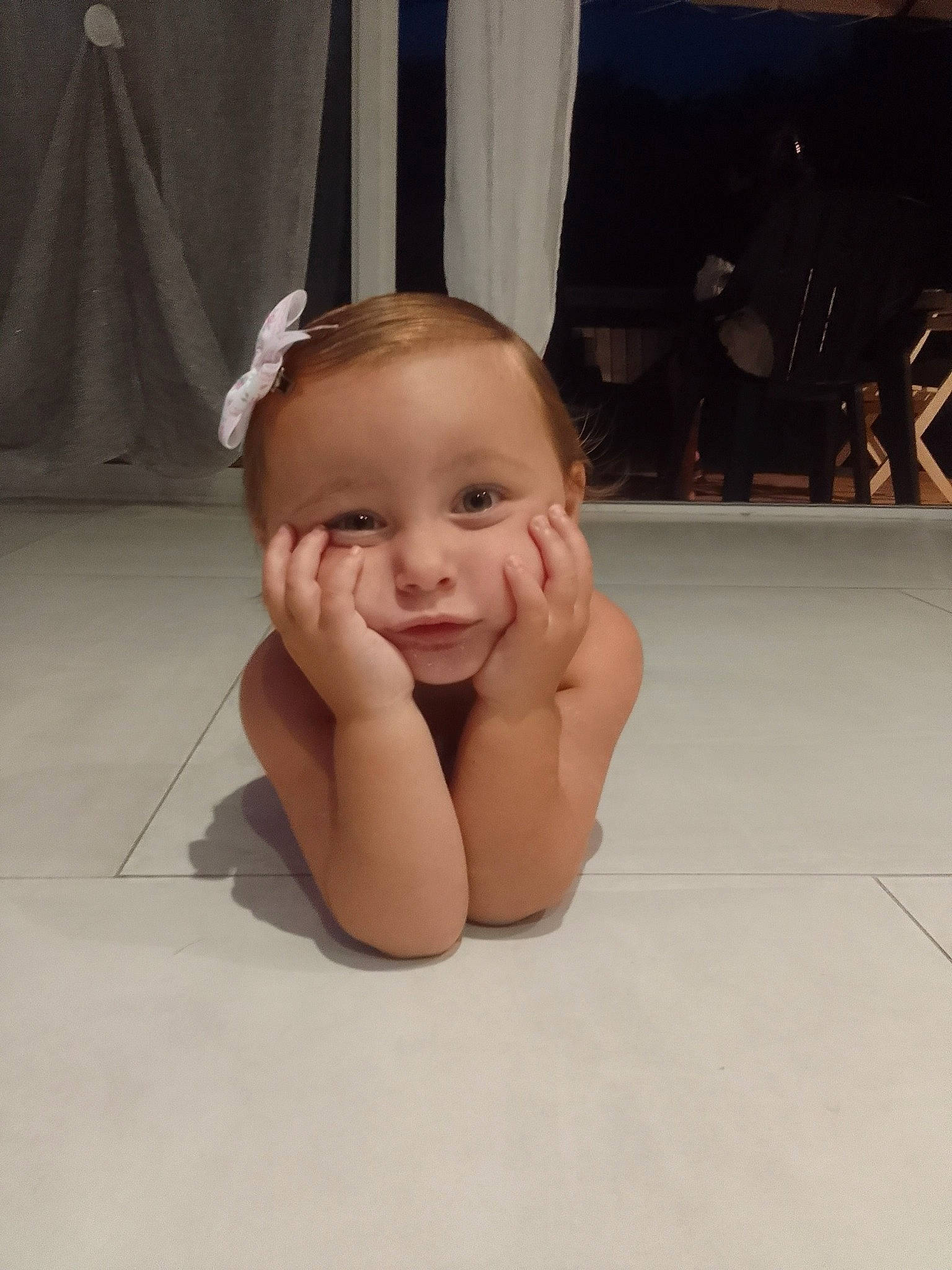 Tina participe au concours pour gagner de l'argent avec cette photo : baby, baby_toddler_clothing, barefoot, bathing, chest, comfort, crawling, eye, eyelash, floor, flooring, foot, gesture, happy, human_leg, neck, person, thigh, thumb, toddler