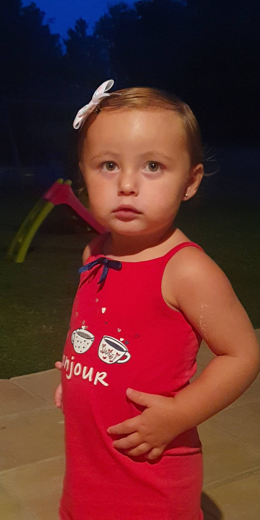 Tina a rejoint le concours — aidez-le/la à gagner de superbes lots ! arm, baby, baby_toddler_clothing, cheek, chest, child, dress, eyebrow, eyelash, face, flash_photography, fun, gesture, happy, lip, neck, person, sleeve, t_shirt, toddler