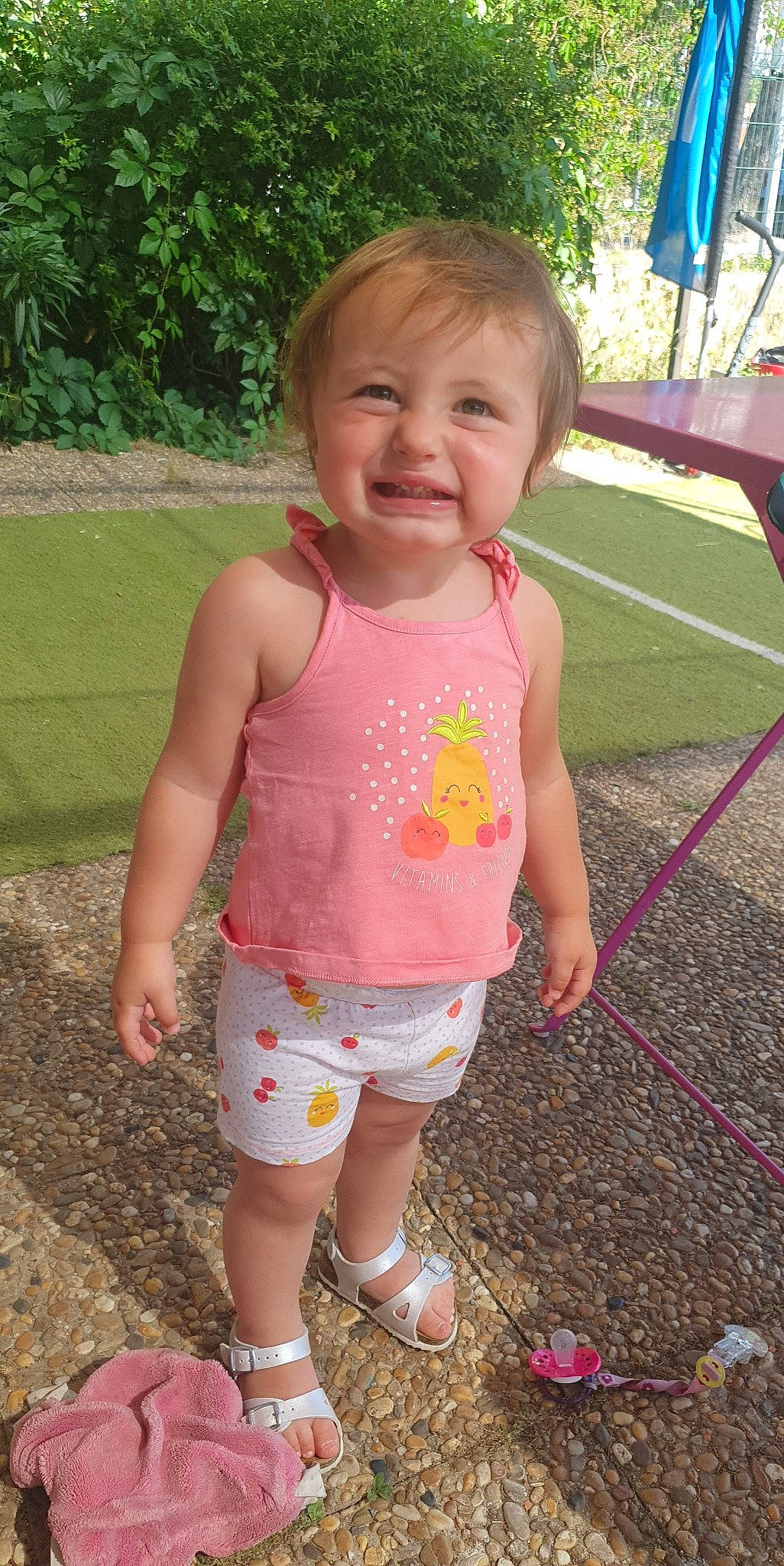 Tina participe au concours pour gagner de l'argent avec cette photo : baby_toddler_clothing, child, fun, grass, hair, hairstyle, happy, head, joy, leisure, magenta, mouth, people_in_nature, person, pink, recreation, skin, sleeve, smile, summer