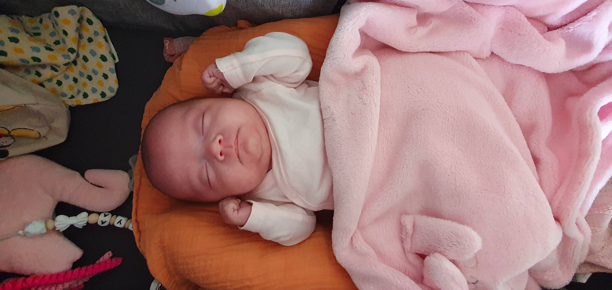 Baya a rejoint le concours — aidez-le/la à gagner de superbes lots ! baby, baby_products, baby_toddler_clothing, bedtime, child, comfort, face, nap, pattern, peach, person, skin, sleep, thumb, toddler