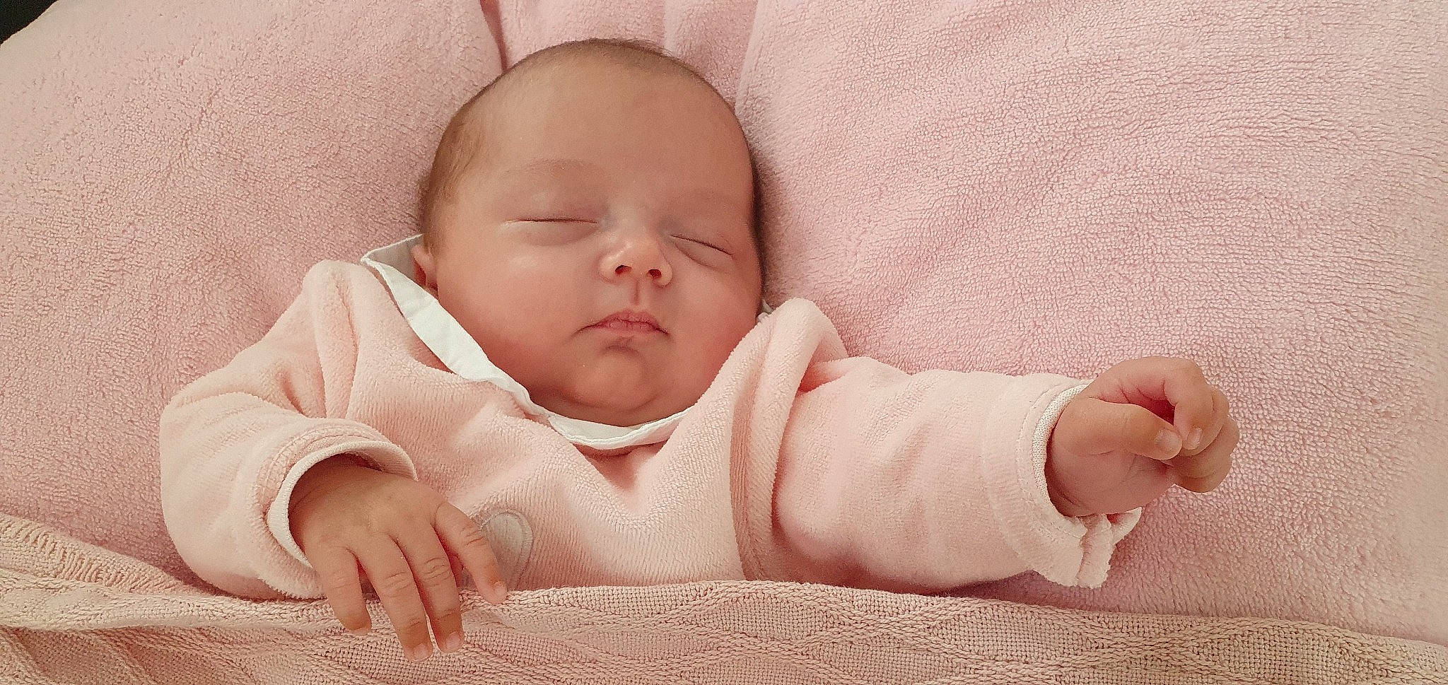 Baya a rejoint le concours — aidez-le/la à gagner de superbes lots ! baby, baby_sleeping, baby_toddler_clothing, bedding, bedtime, cheek, child, comfort, face, finger, happy, iris, linens, nose, person, pink, portrait_photography, skin, sleeve, thumb