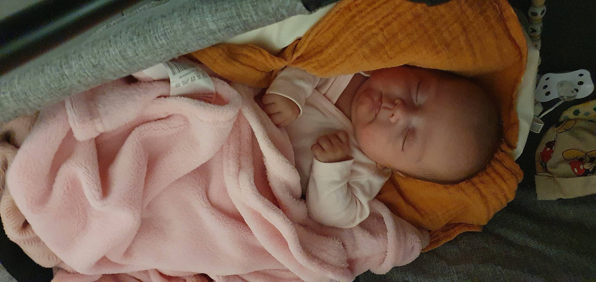 Baya a rejoint le concours — aidez-le/la à gagner de superbes lots ! baby, baby_products, baby_sleeping, baby_toddler_clothing, bedtime, blanket, cheek, child, comfort, finger, linens, nap, peach, person, pink, room, skin, sleep, textile, toddler