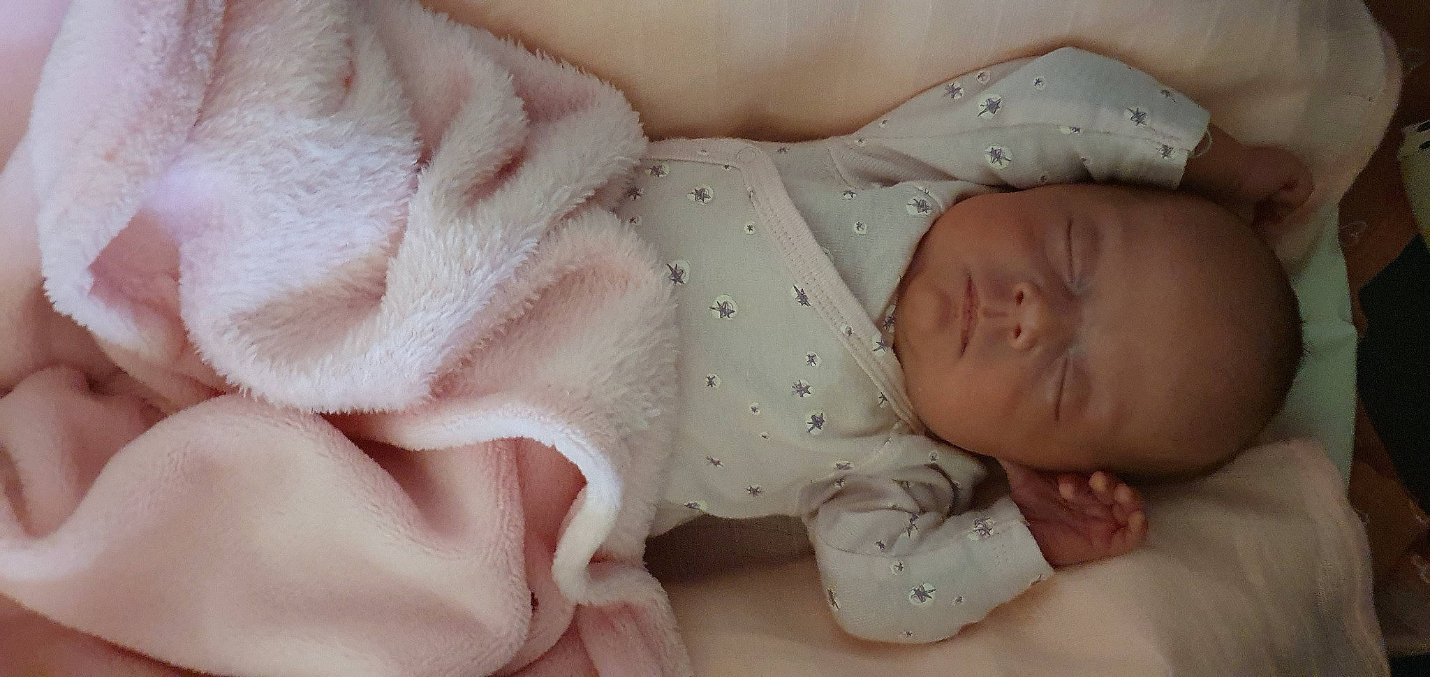 Baya a rejoint le concours — aidez-le/la à gagner de superbes lots ! baby, baby_products, baby_sleeping, baby_toddler_clothing, bedding, bedtime, child, comfort, fur, linens, nap, pattern, peach, person, petal, pink, rose, skin, sleep, textile