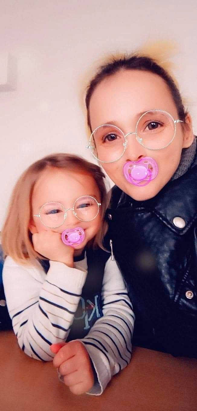 Lilou participe au concours pour gagner de l'argent avec cette photo : black_hair, cheek, eyebrow, eyelash, finger, flash_photography, gesture, glasses, hair, happy, head, jaw, lip, lipstick, mouth, nail, nose, person, pink, skin