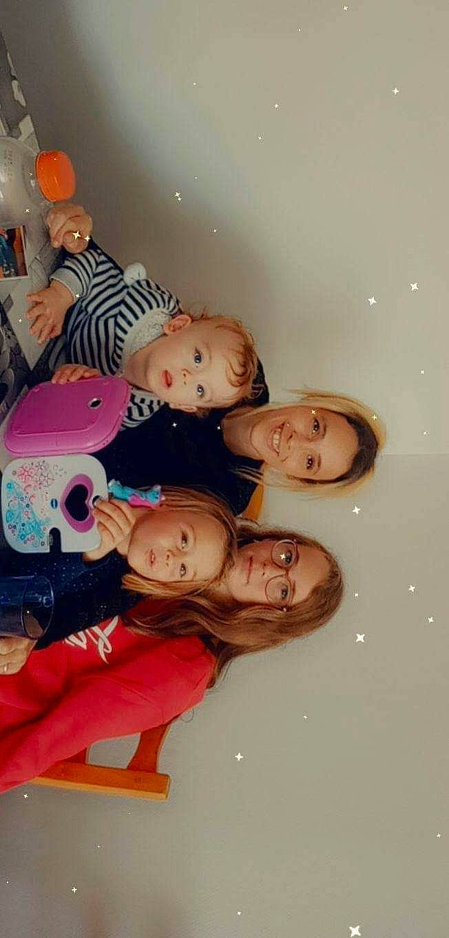 Lilou a rejoint le concours — aidez-le/la à gagner de superbes lots ! baby, cheek, child, event, facial_expression, fun, hairstyle, happy, joy, leisure, mouth, party, person, room, skin, smile, teddy_bear, toddler, tree, vacation