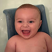 Gianni a rejoint le concours — aidez-le/la à gagner de superbes lots ! baby, smiling, happy, child, face, skin, water, bath, blue, seat, infant, cute, portrait, indoors, young, expression, joy, person, head, mouth