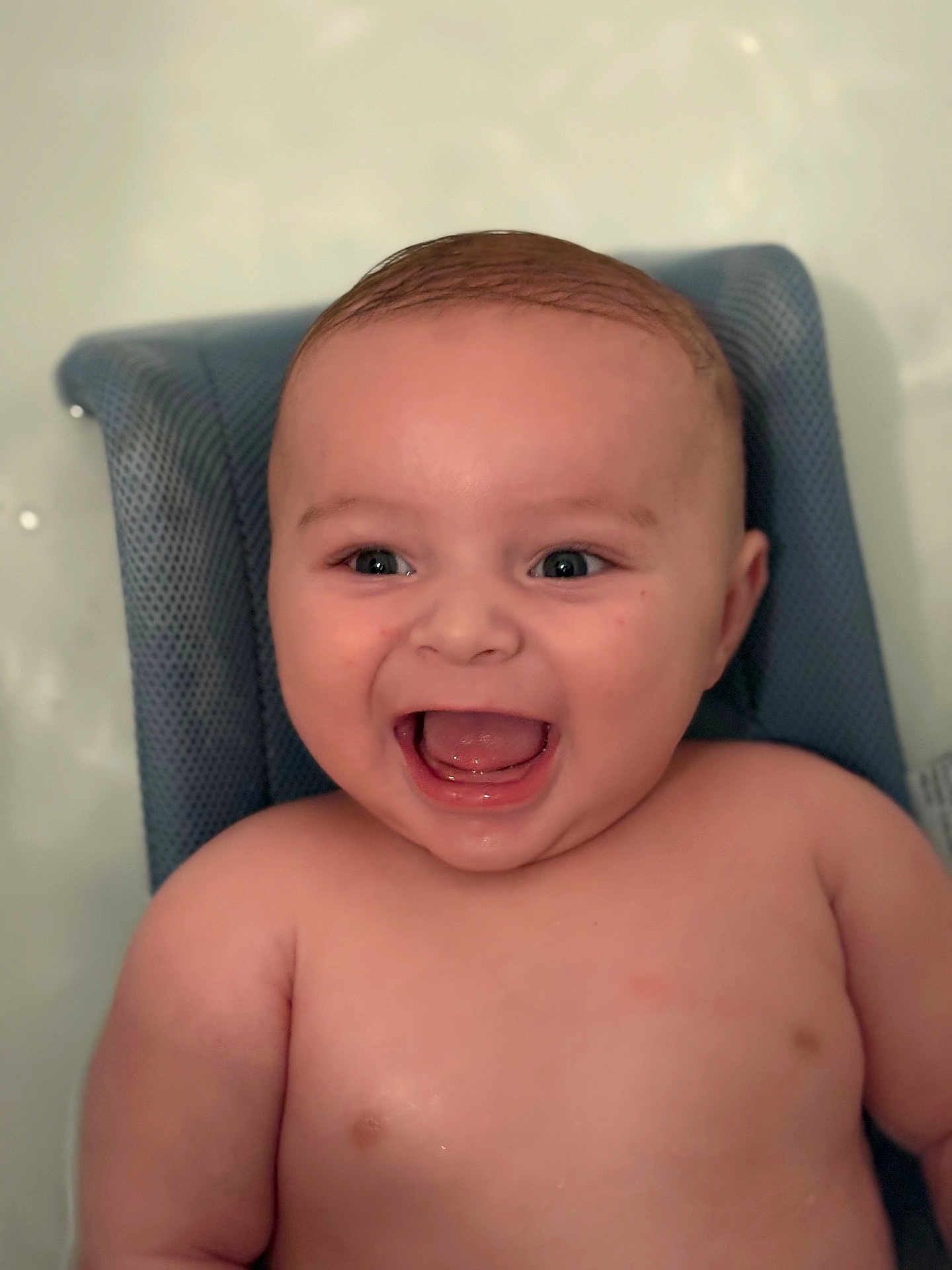 Gianni a rejoint le concours — aidez-le/la à gagner de superbes lots ! baby, smiling, happy, child, face, skin, water, bath, blue, seat, infant, cute, portrait, indoors, young, expression, joy, person, head, mouth