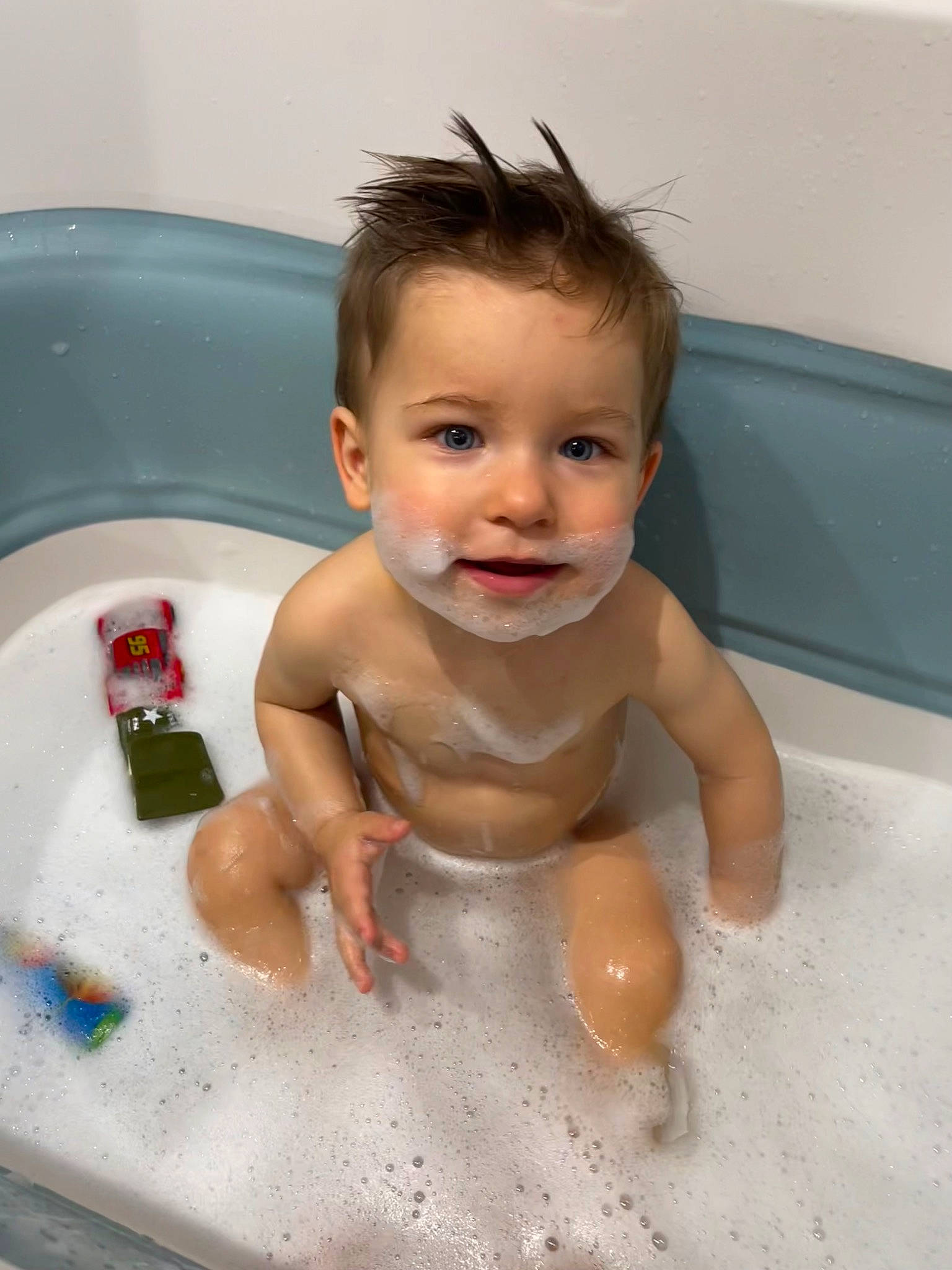 Tao a rejoint le concours — aidez-le/la à gagner de superbes lots ! arm, baby_bathing, bathing, bathroom, bathtub, eye, finger, fluid, fun, hair, hand, head, liquid, person, plumbing, plumbing_fixture, product, skin, smile, toddler
