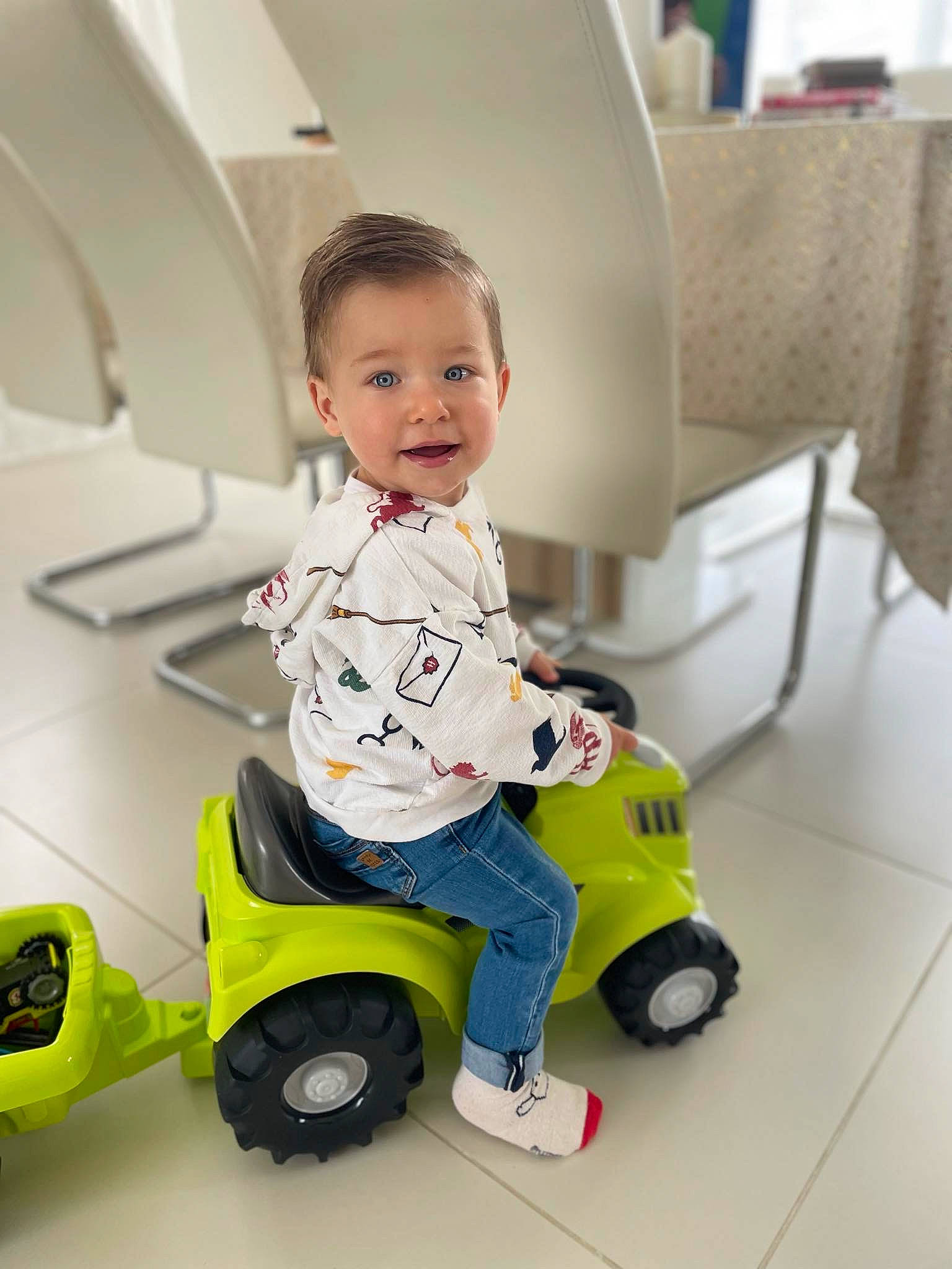 Tao participe au concours pour gagner de l'argent avec cette photo : automotive_design, baby, baby_playing_with_toys, baby_toddler_clothing, child, comfort, floor, flooring, fun, happy, joy, person, product, riding_toy, rolling, smile, tire, toddler, toy, vehicle