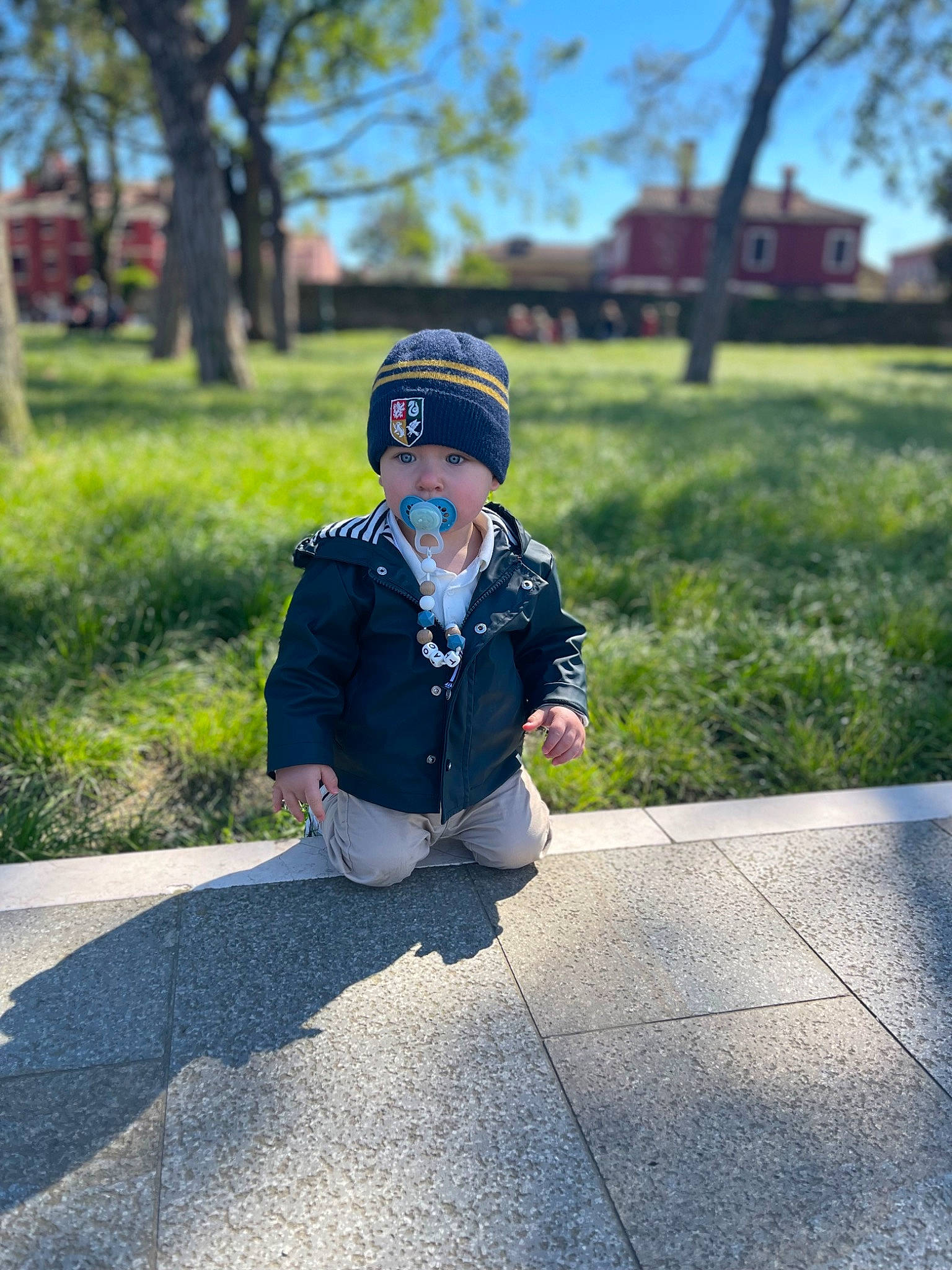 Tao participe au concours pour gagner de l'argent avec cette photo : asphalt, cap, city, denim, electric_blue, grass, happy, headgear, headwear, jacket, leaf, leisure, person, plant, recreation, road, road_surface, sidewalk, sky, toddler