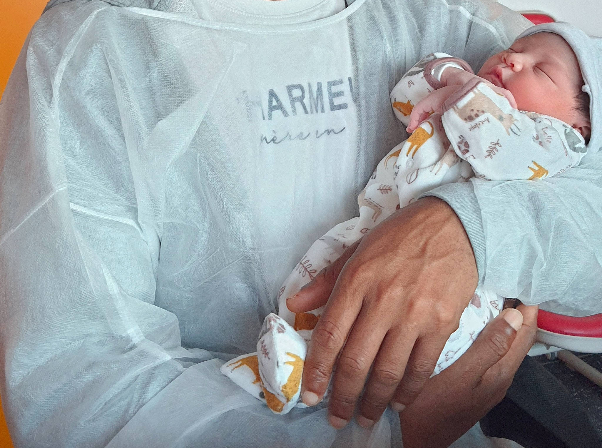 Ilann participe au concours pour gagner de l'argent avec cette photo : baby, baby_products, baby_toddler_clothing, child, comfort, elbow, finger, human_leg, joint, knee, mouth, nail, orange, person, sitting, sleeve, t_shirt, textile, thigh, toddler