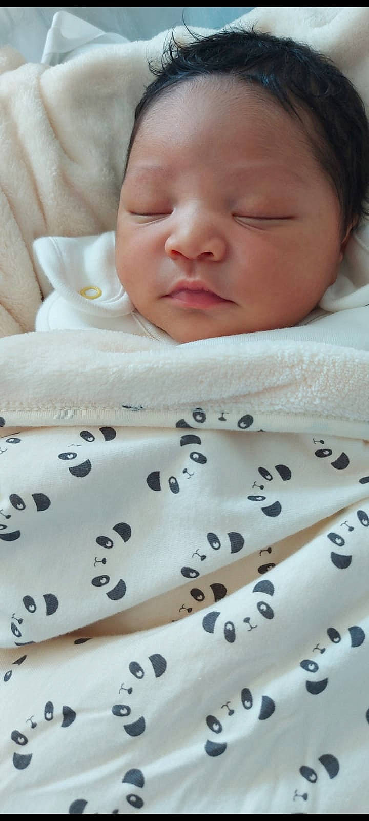 Ilann participe au concours pour gagner de l'argent avec cette photo : baby, baby_toddler_clothing, beauty, black, cheek, child, comfort, eyelash, facial_expression, lip, nose, organ, pattern, person, photograph, pink, product, skin, sleeve, textile