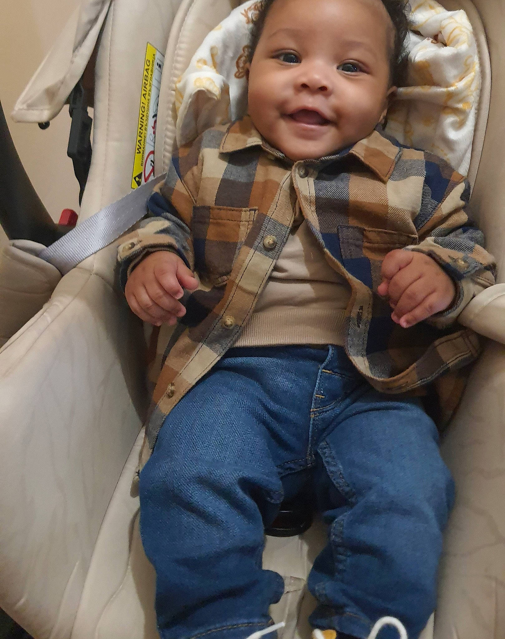 Ilann a rejoint le concours — aidez-le/la à gagner de superbes lots ! baby, baby_toddler_clothing, car_seat, cheek, child, comfort, cool, finger, fun, gesture, happy, human, outerwear, people, person, skin, sleeve, smile, thumb, toddler