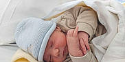 Hayden a rejoint le concours — aidez-le/la à gagner de superbes lots ! baby, sleeping, newborn, blanket, hat, cozy, infant, soft, cute, clothing, peaceful, face, child, rest, warm, bed, comfort, portrait, hands, closeup