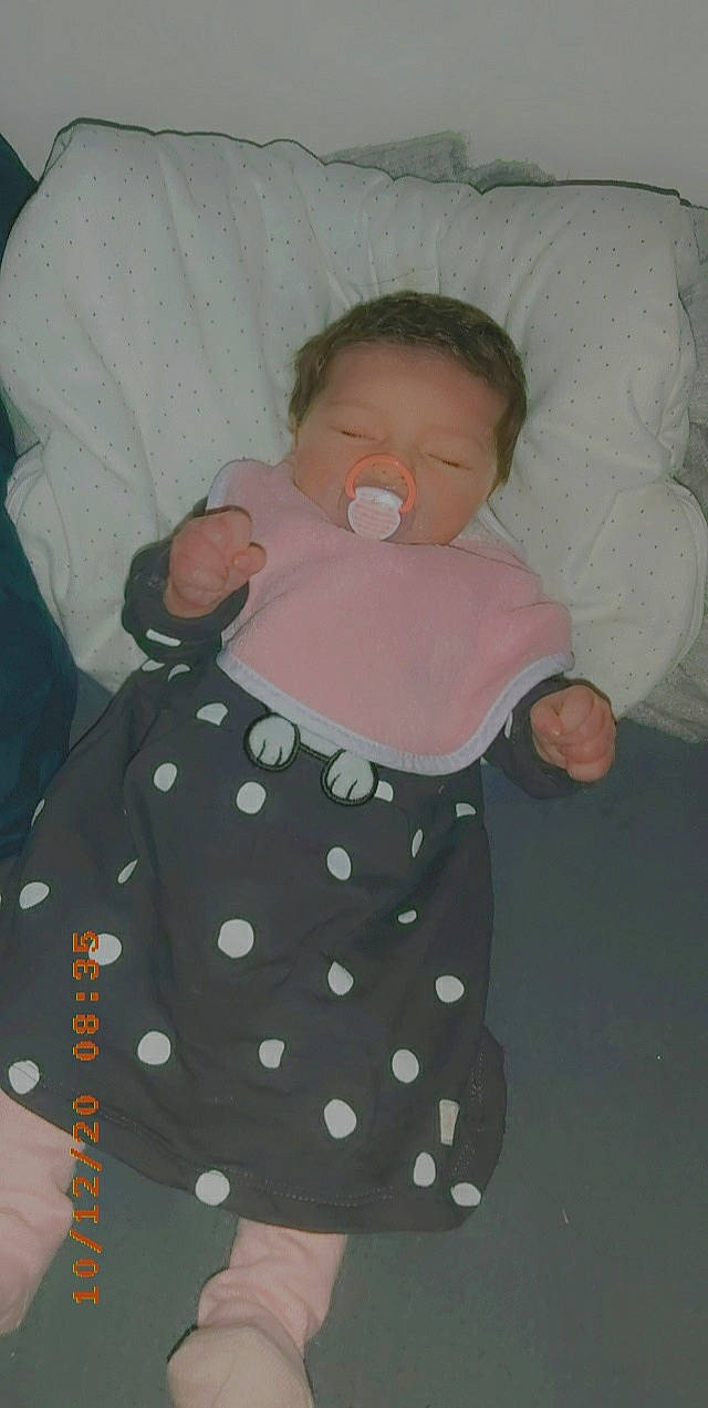 Shaïnna a rejoint le concours — aidez-le/la à gagner de superbes lots ! baby, cheek, child, pattern, person, polka_dot, sleep, toddler