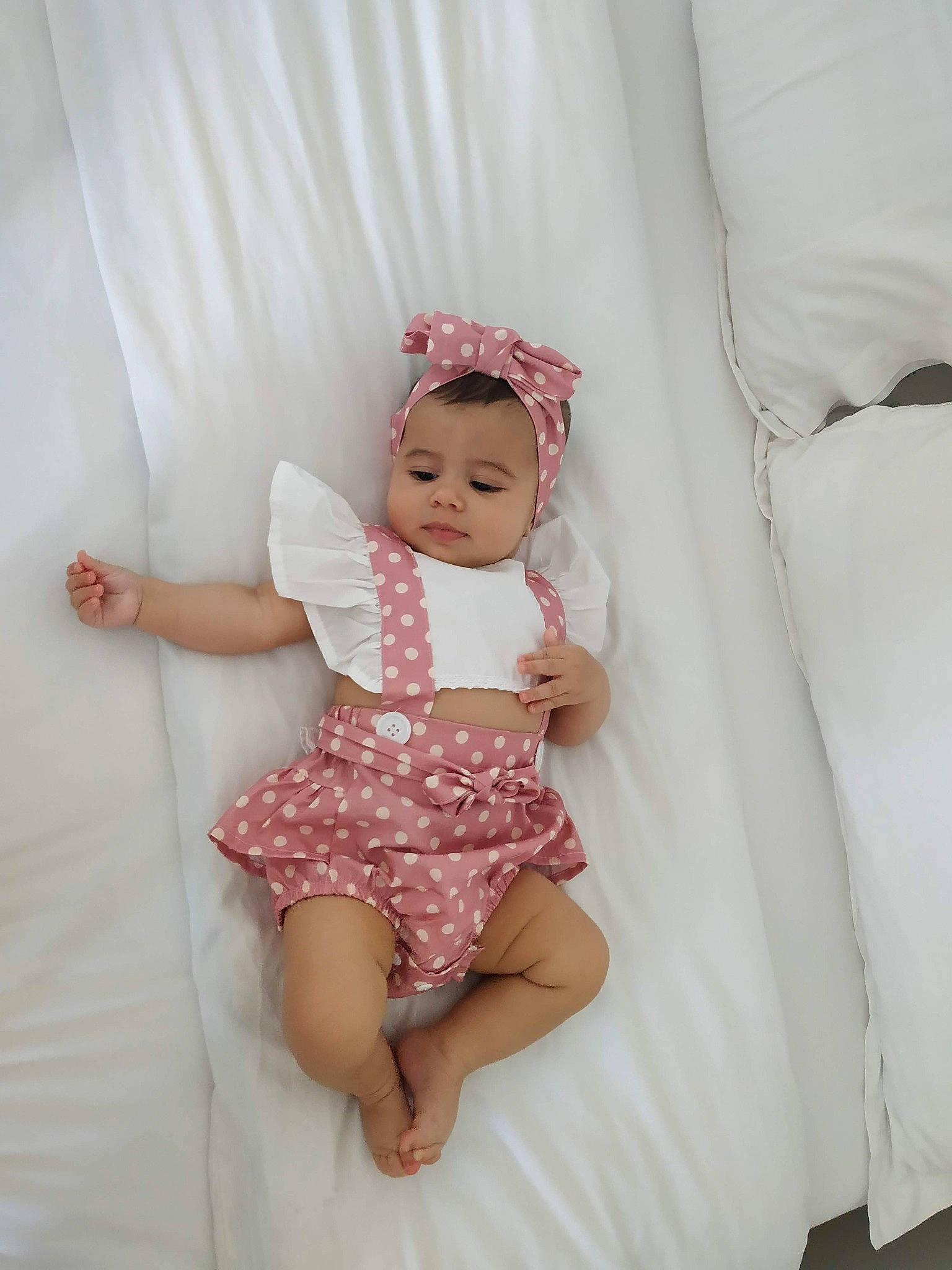 Mia a rejoint le concours — aidez-le/la à gagner de superbes lots ! baby, baby_toddler_clothing, comfort, day_dress, dress, face, finger, happy, leg, linens, neck, one_piece_garment, pattern, person, pink, product, skin, sleeve, smile, textile