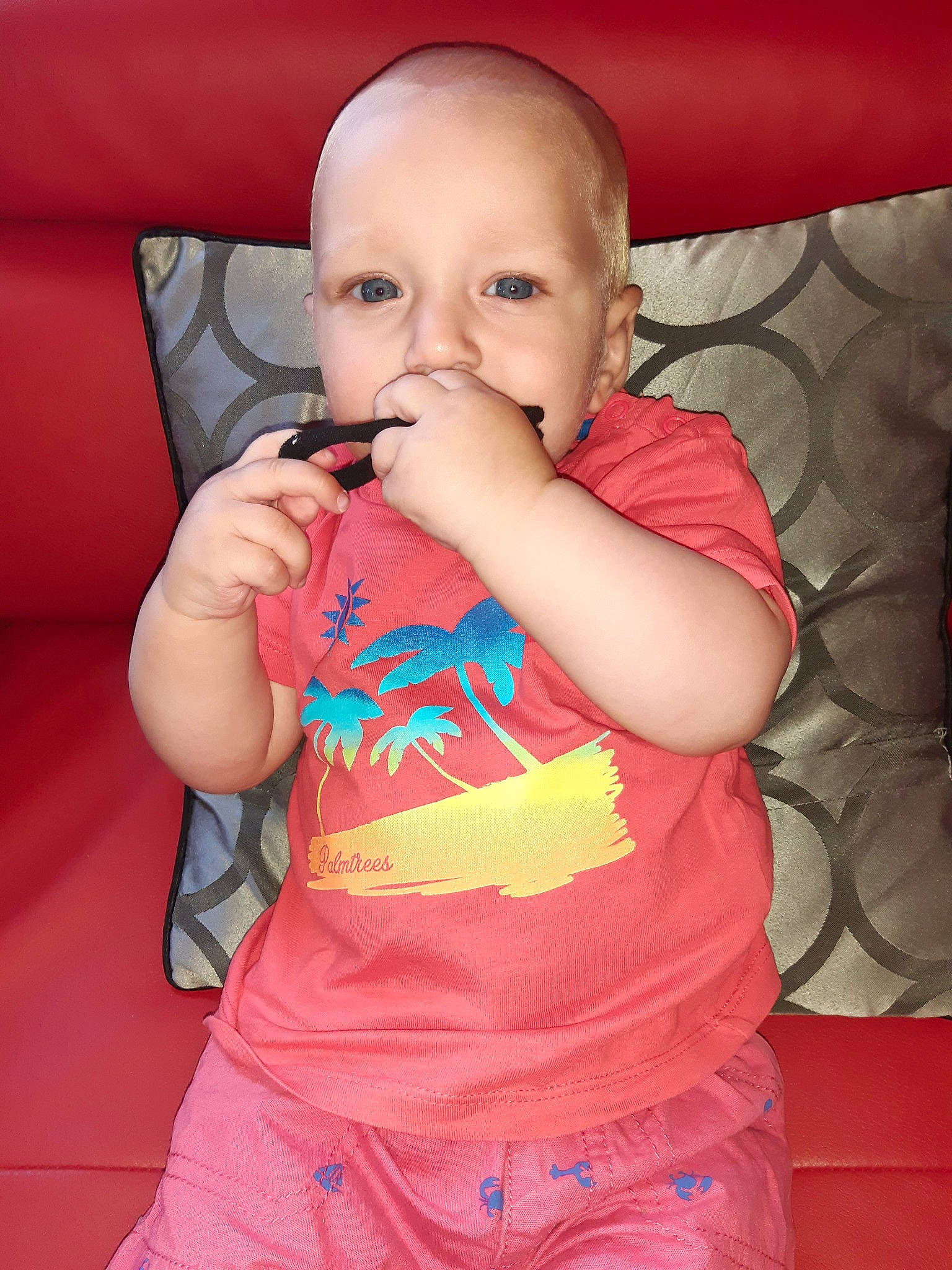 Diego a rejoint le concours — aidez-le/la à gagner de superbes lots ! baby, cheek, child, eye, finger, lip, mouth, nose, person, skin, toddler