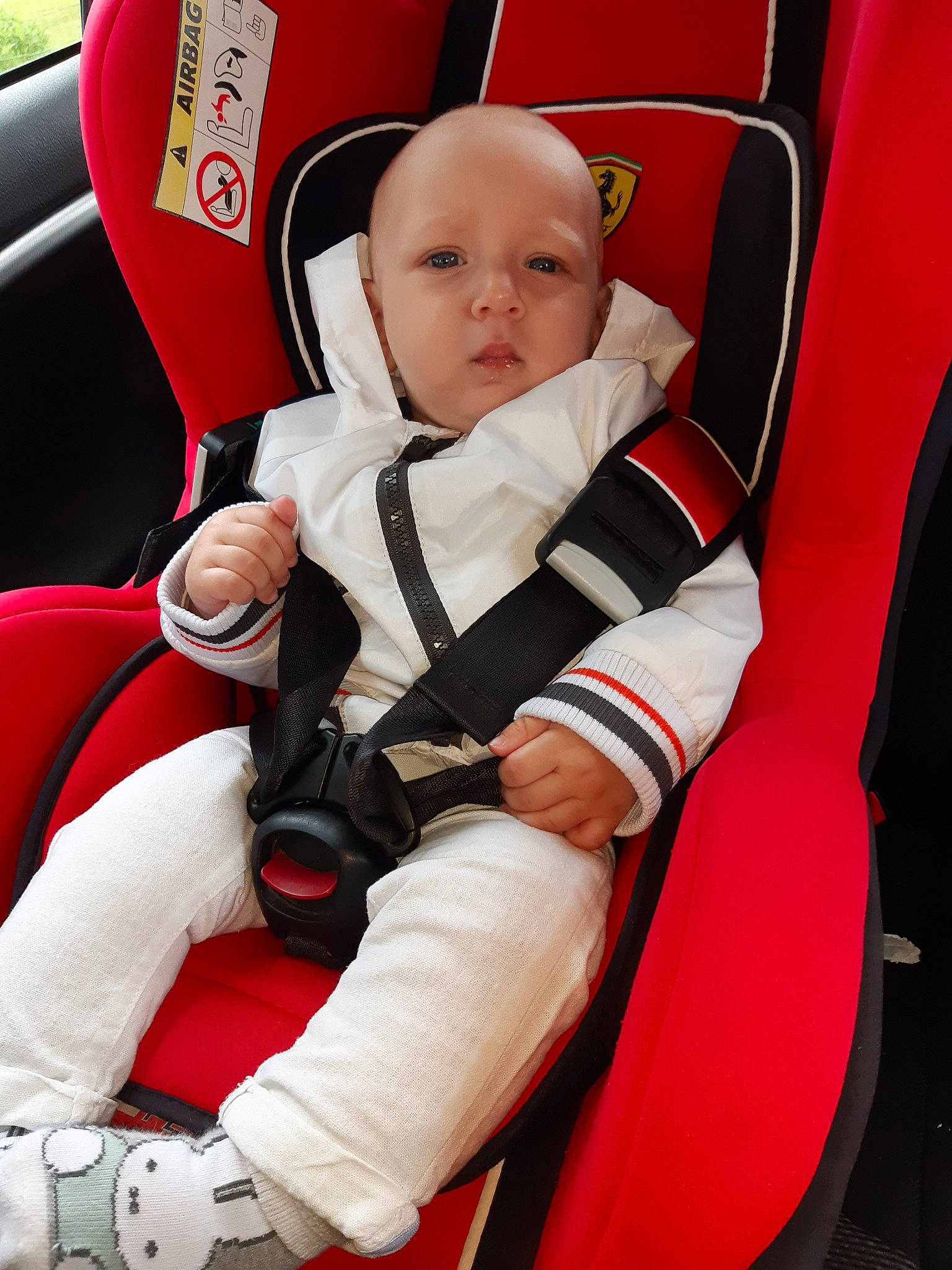 Diego participe au concours pour gagner de l'argent avec cette photo : baby_carriage, baby_in_car_seat, baby_products, car, car_seat, car_seat_cover, child, city_car, comfort, person, product, red, seat_belt, toddler, vehicle