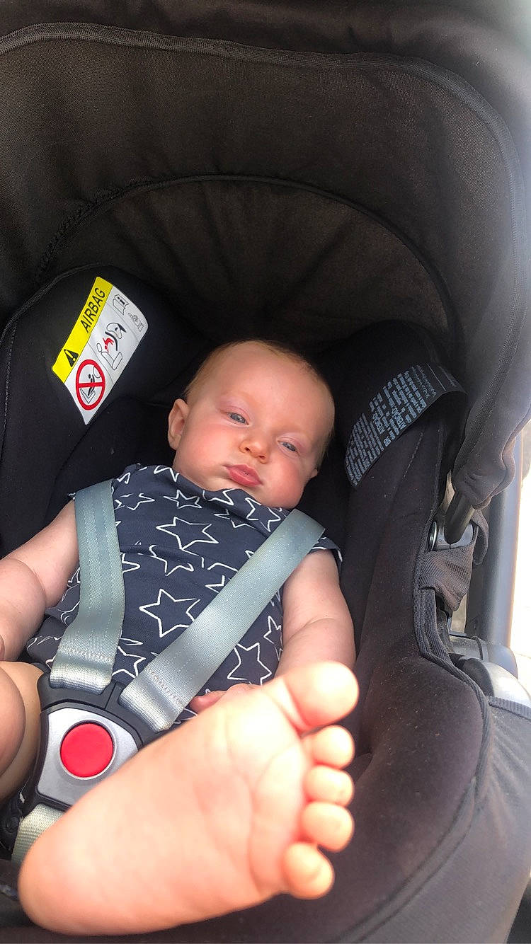 Saël participe au concours pour gagner de l'argent avec cette photo : baby, baby_carriage, baby_in_car_seat, baby_products, car_seat, child, finger, hand, person, product, thumb, toddler