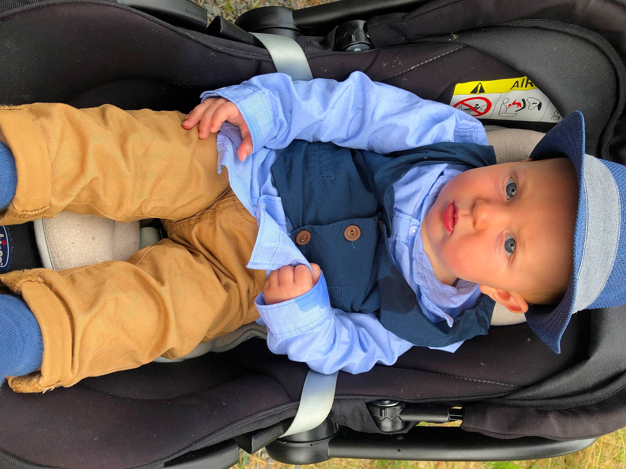 Saël participe au concours pour gagner de l'argent avec cette photo : baby, baby_carriage, baby_in_car_seat, baby_products, car_seat, child, comfort, headwear, person, product