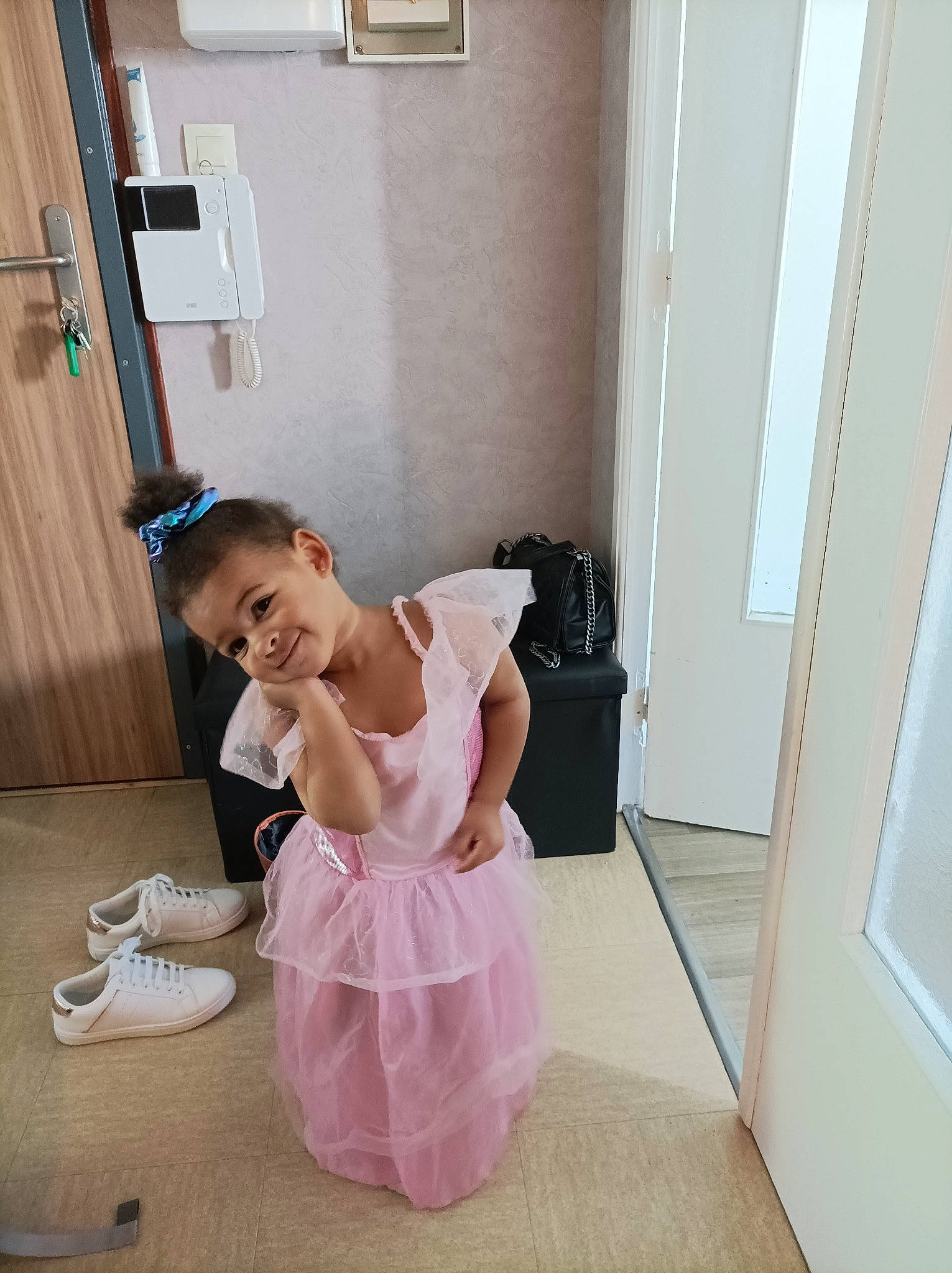 Hillary participe au concours pour gagner de l'argent avec cette photo : baby, baby_toddler_clothing, child, door, dress, event, floor, flooring, formal_wear, happy, hardwood, joy, laminate_flooring, magenta, person, room, sitting, stairs, sunglasses, toddler