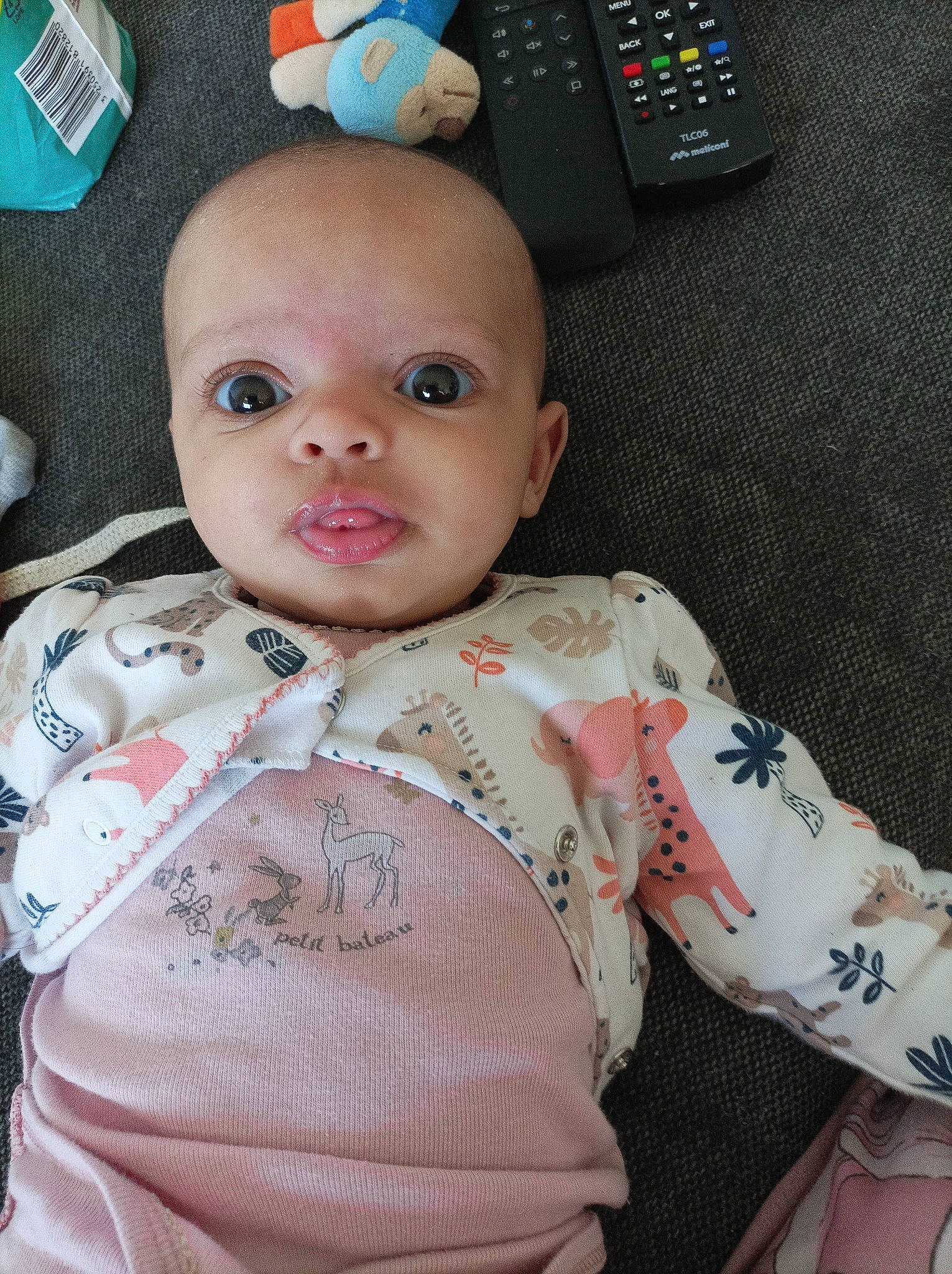 Naya participe au concours pour gagner de l'argent avec cette photo : baby, baby_products, baby_toddler_clothing, bedding, cheek, child, comfort, eyelash, happy, input_device, linens, mammal, output_device, pattern, peripheral, person, skin, sleeve, t_shirt, toddler