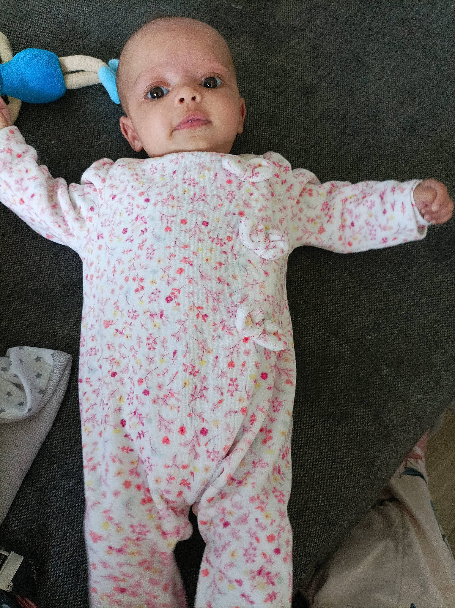 Naya participe au concours pour gagner de l'argent avec cette photo : baby, baby_sleeping, baby_toddler_clothing, cheek, child, chin, eye, face, finger, gesture, head, linens, neck, pattern, person, pink, skin, sleeve, textile, toddler