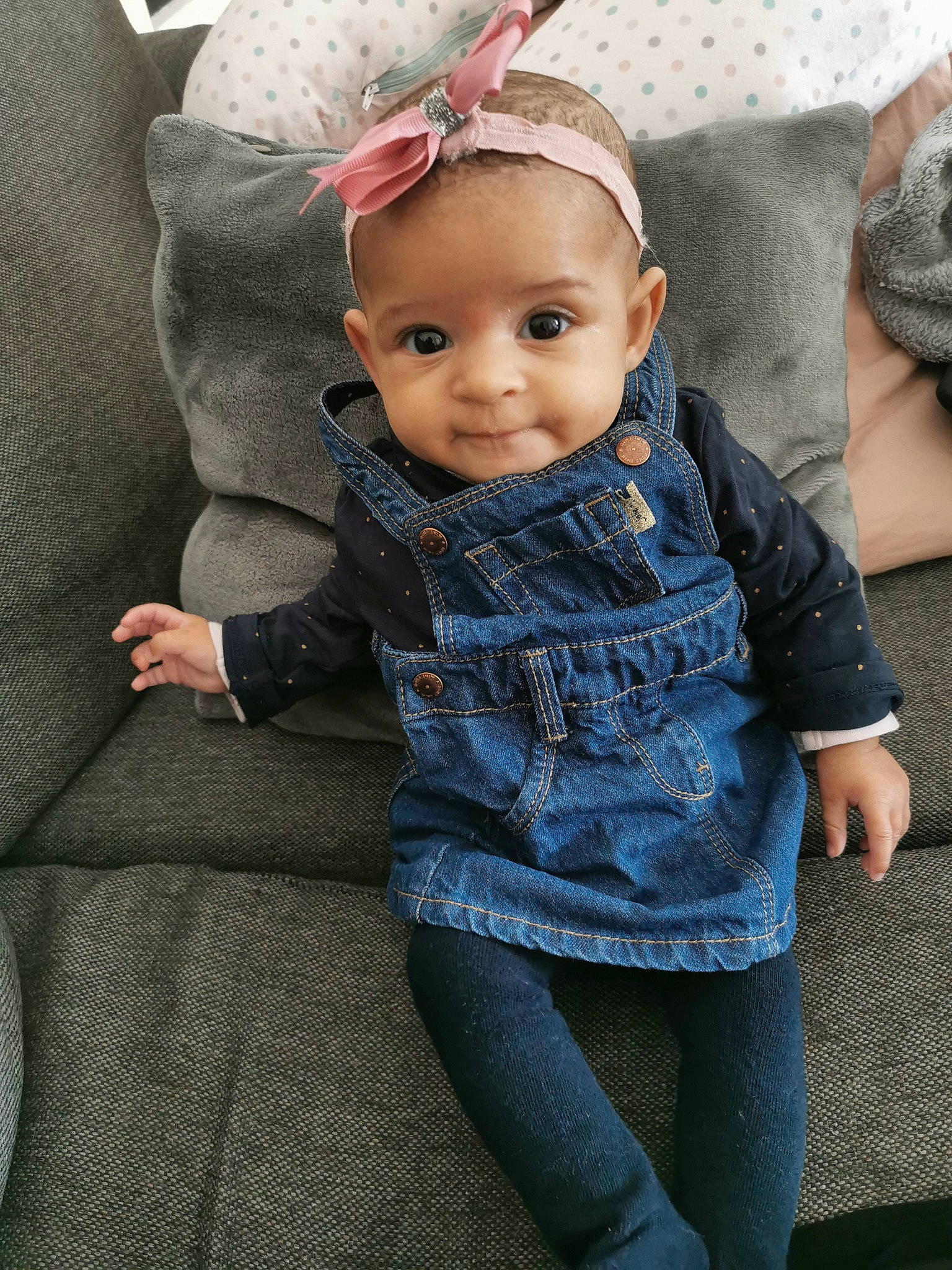 Hillary a rejoint le concours — aidez-le/la à gagner de superbes lots ! baby, cheek, child, child_model, denim, ear, head, headgear, jeans, outerwear, person, sitting, skin, toddler