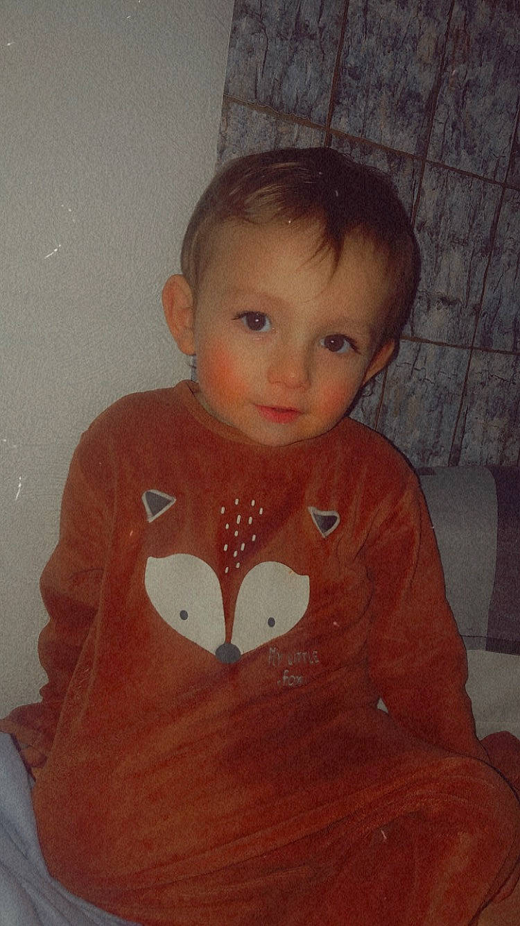 Anddy participe au concours pour gagner de l'argent avec cette photo : arm, baby_toddler_clothing, cheek, chin, collar, eye, eyebrow, face, hair, hairstyle, human_body, iris, lip, neck, nose, person, shirt, skin, sleeve, standing