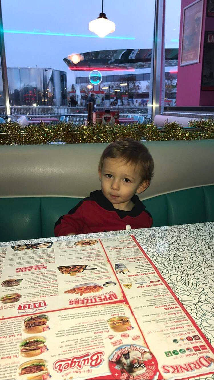 Anddy participe au concours pour gagner de l'argent avec cette photo : baby, child, city, flooring, fun, games, leisure, newspaper, person, play, recreation, red, room, sitting, sky, toddler, tourism, travel, vacation