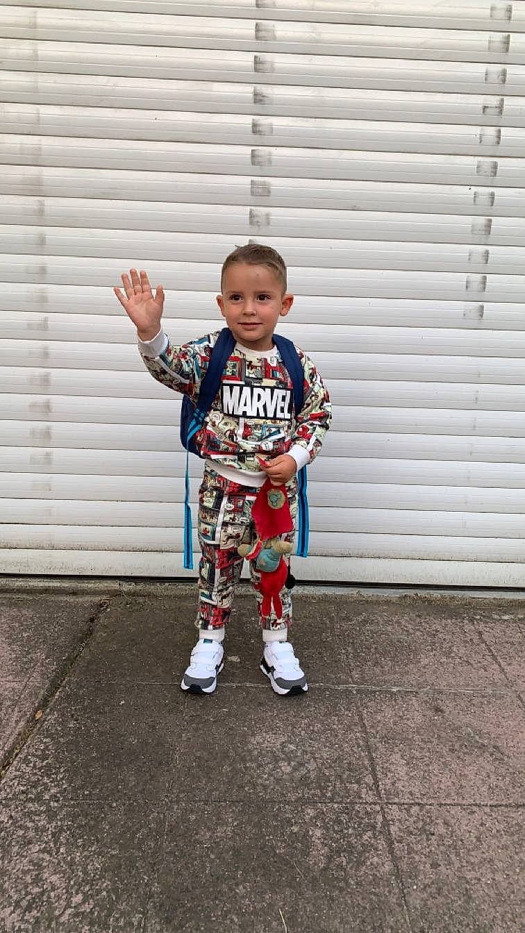 Messon participe au concours pour gagner de l'argent avec cette photo : asphalt, baby_toddler_clothing, brick, brickwork, child, flooring, fun, gesture, happy, joy, pattern, person, recreation, road_surface, sleeve, smile, t_shirt, toddler, visual_arts