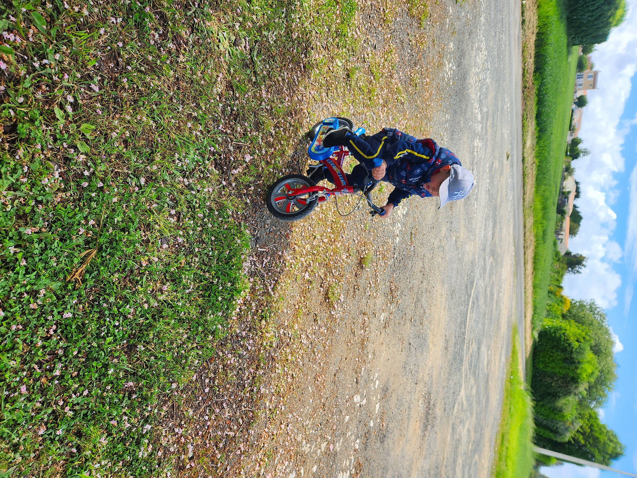 Messon a rejoint le concours — aidez-le/la à gagner de superbes lots ! asphalt, automotive_tire, grass, headwear, helmet, landscape, motorcycle, motorcycling, motorsport, outdoor_recreation, person, plant, racing, recreation, sky, sports, sports_equipment, tire, tree, vegetation