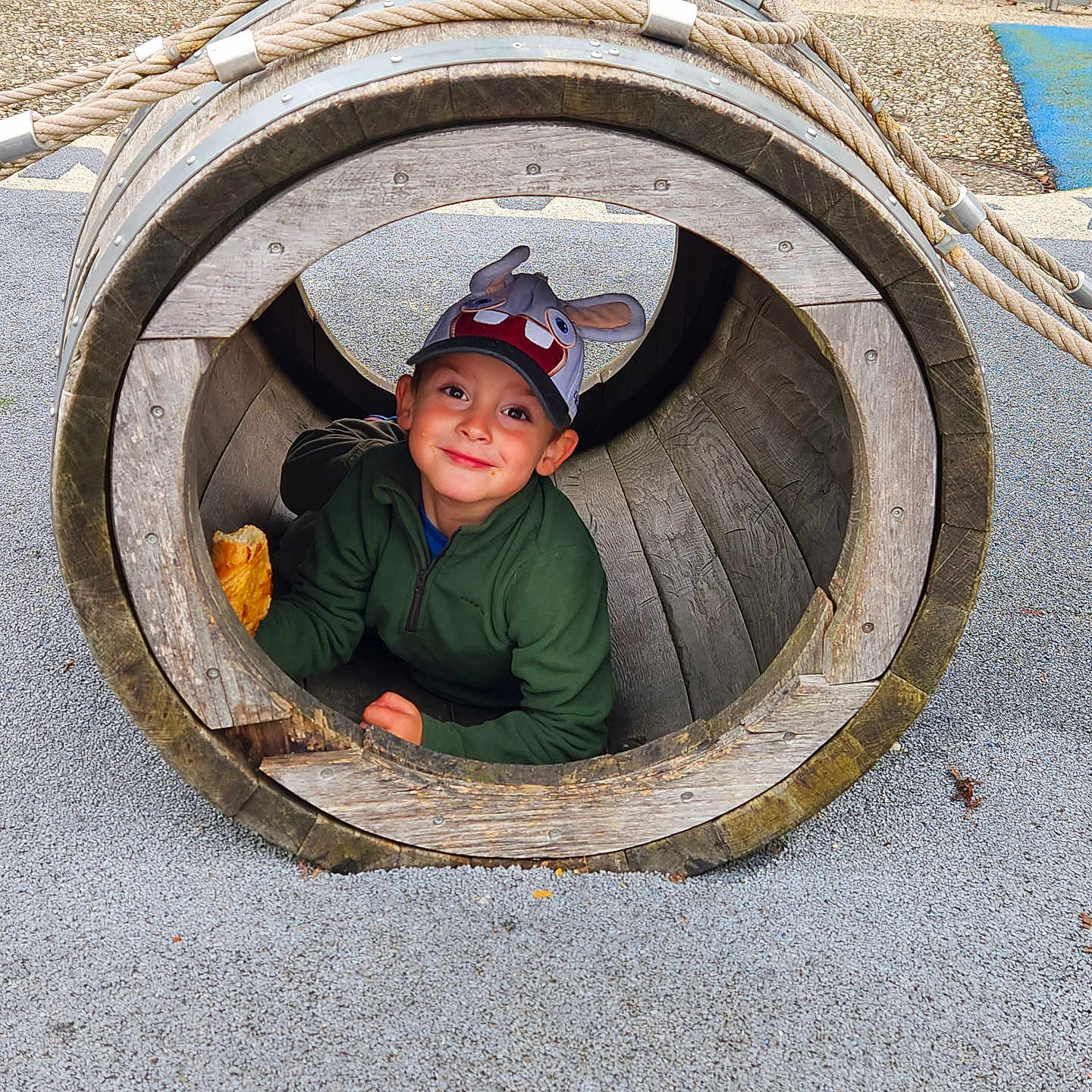 Messon participe au concours pour gagner de l'argent avec cette photo : baseballcap, boy, cap, car, child, clothing, face, hat, head, hole, machine, male, person, photography, playarea, portrait, transportation, vehicle, wheel, wood